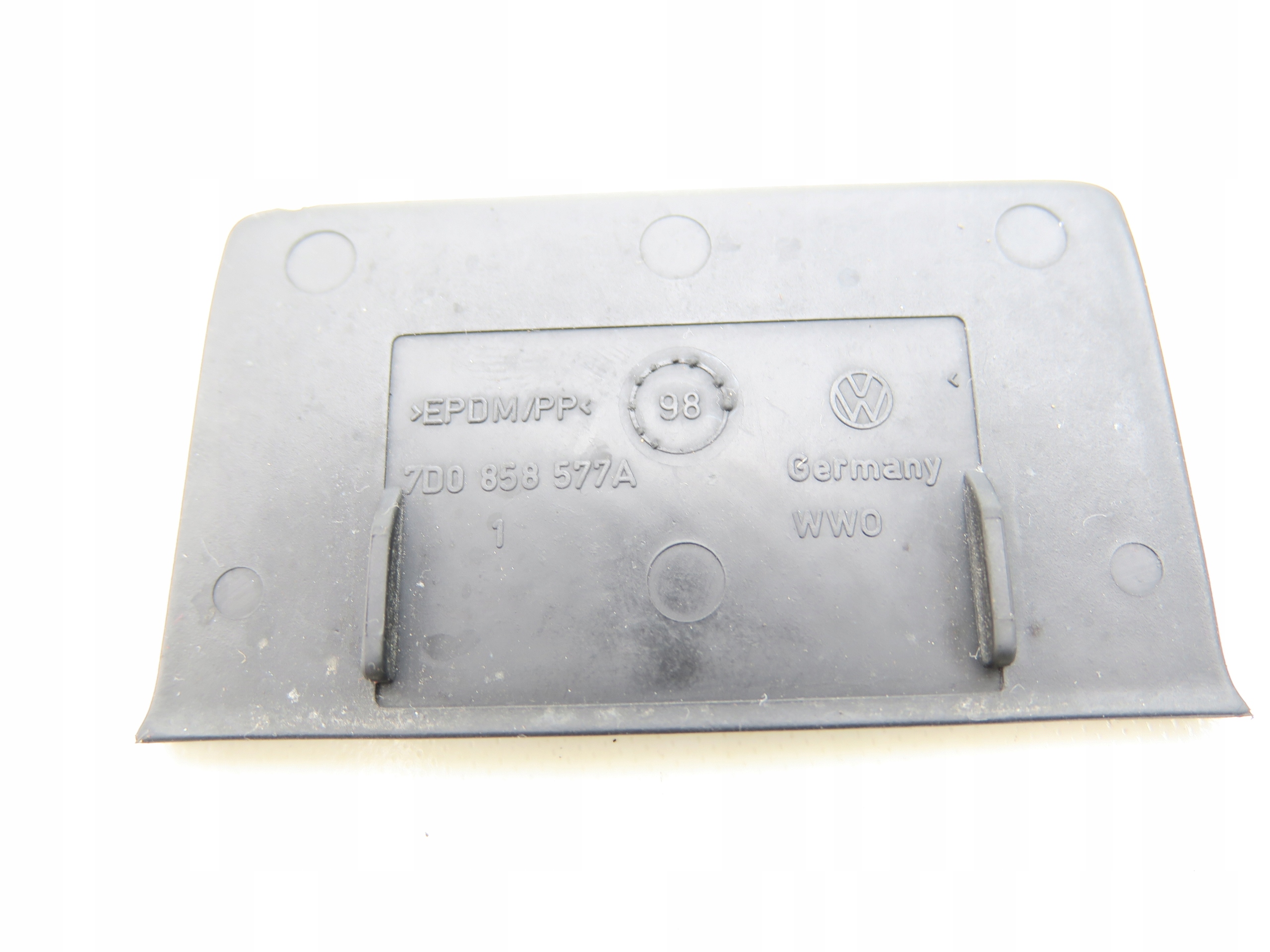 MAŁA GUMKA SCHOWKA PRZY ZAPALNICZCE VW T4 99-03 Producent części Volkswagen OE