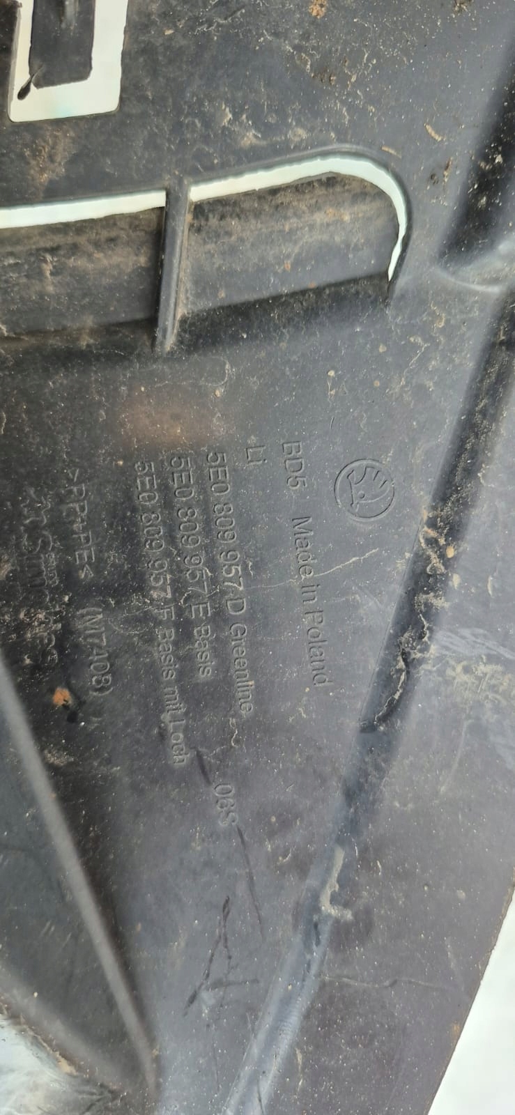 SKODA OCTAVIA III 3 12- mudguard left front 5E0809957D