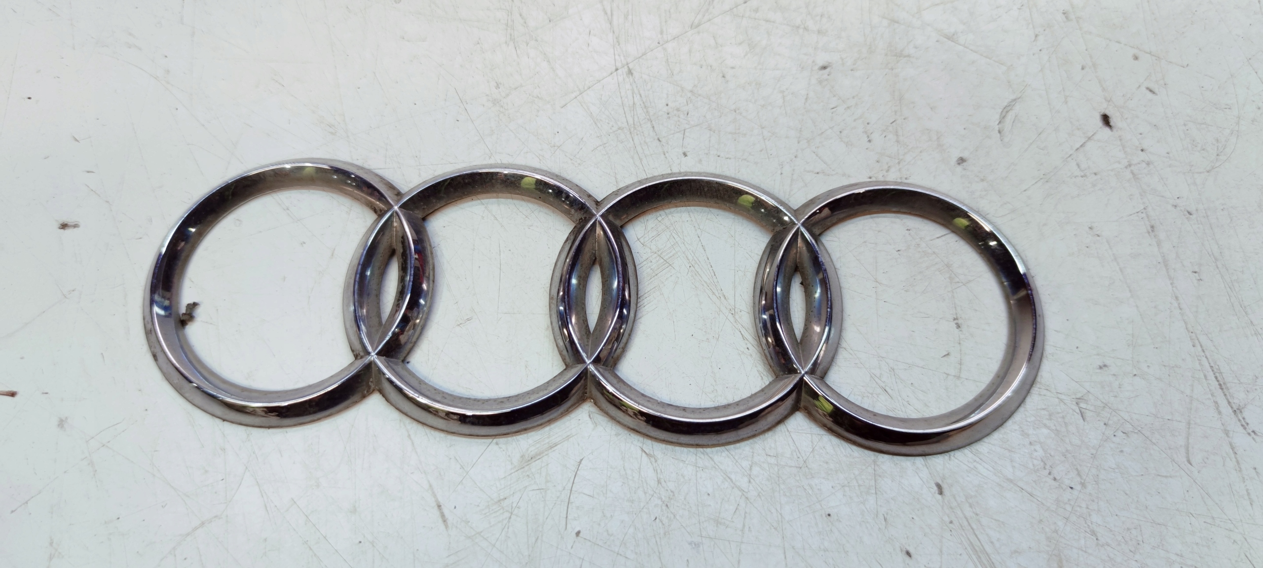 ZNACZEK EMBLEMAT Z KLAPY TYŁ AUDI A4 B7 ORYGINAŁ 180X57 Numer katalogowy części ZNACZEK EMBLEMAT Z KLAPY TYŁ AUDI A4 B7 ORYGINAŁ 180X57