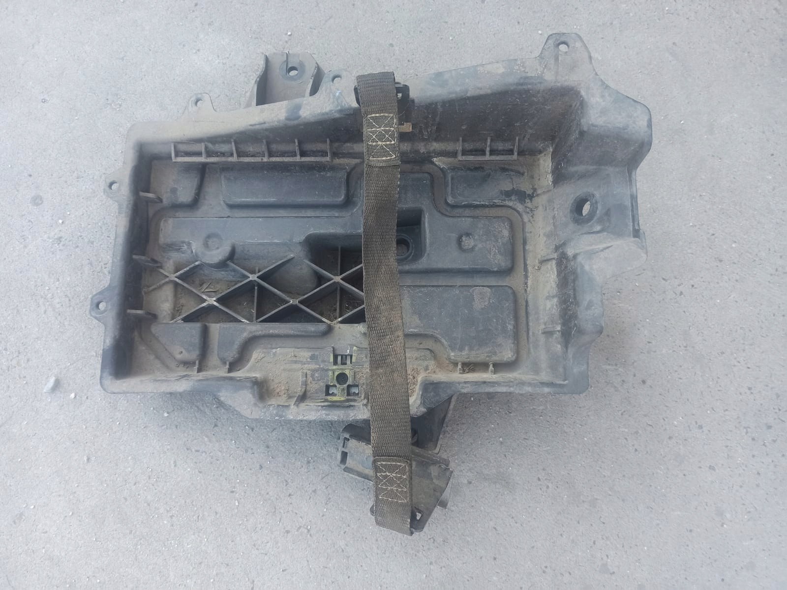 CHRYSLER PACIFICA 16-основание аккумулятора