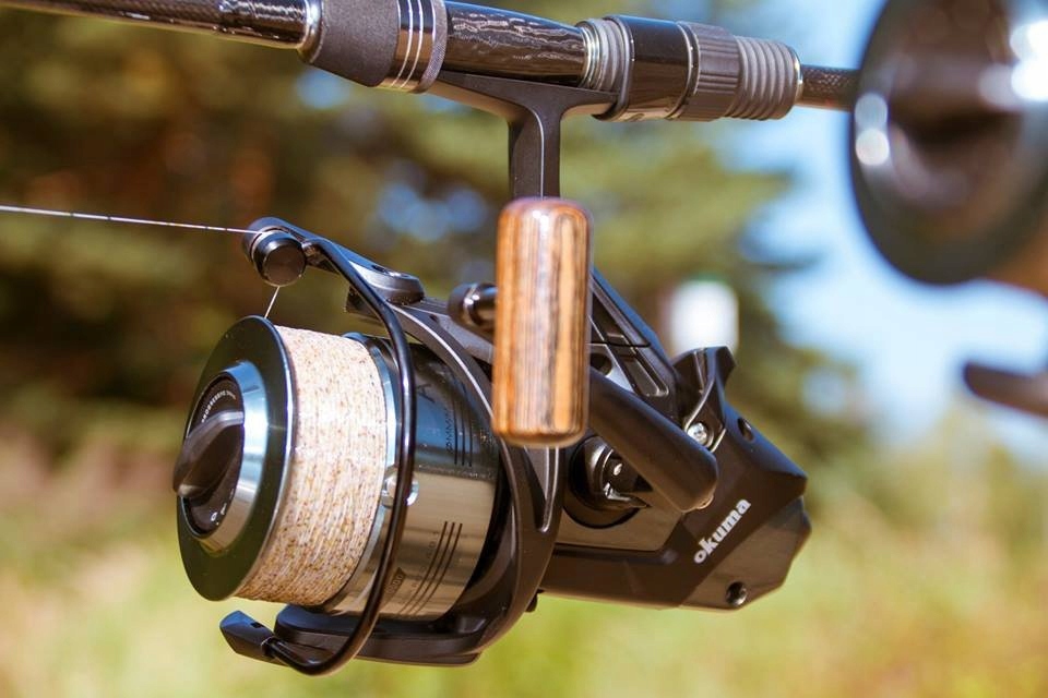 KOŁOWROTEK Z WOLNYM BIEGIEM OKUMA AVENTA 10000 Marka Okuma