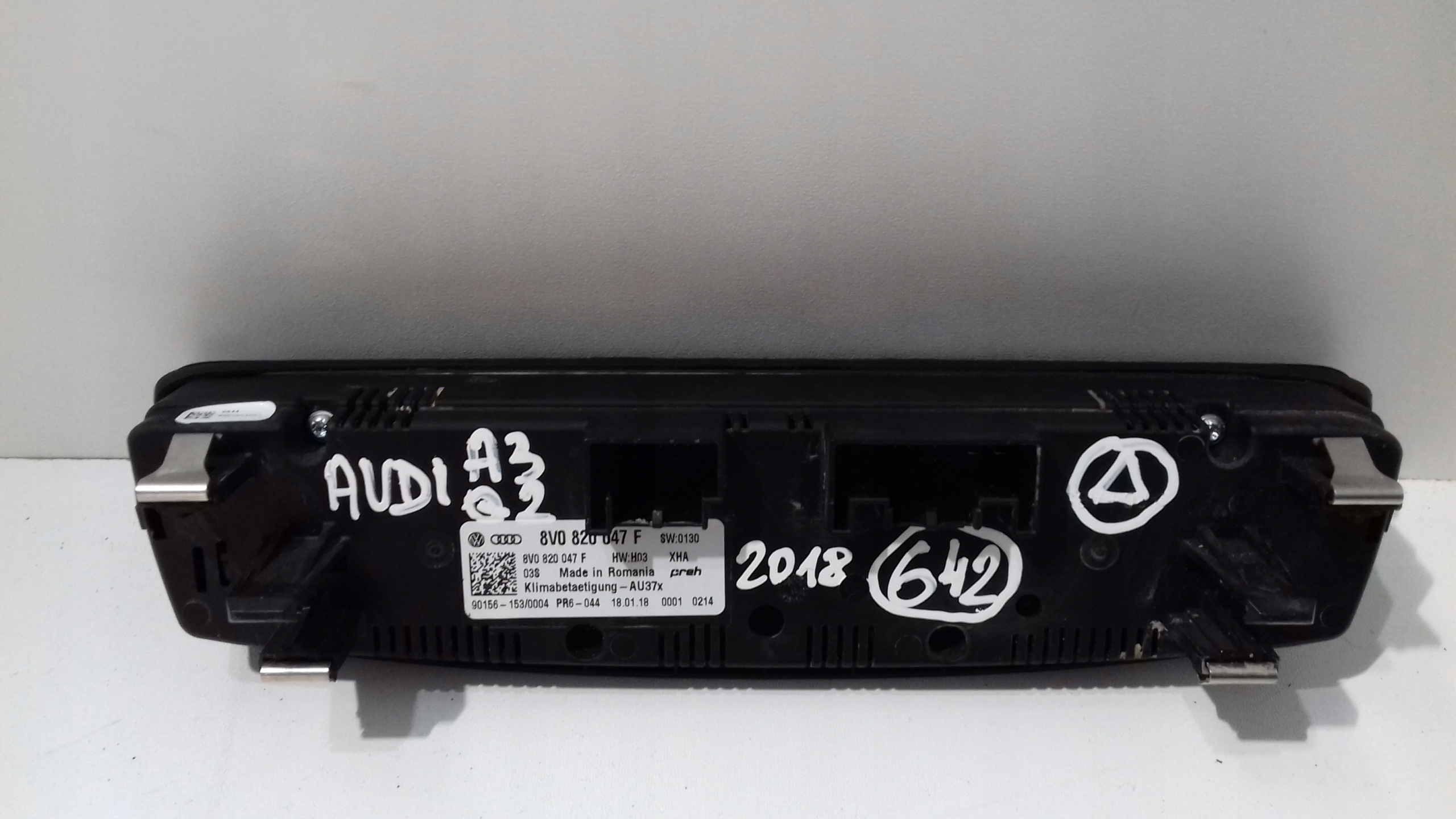 AUDI A3 Q2 PANEL a klímának 8V0820047F