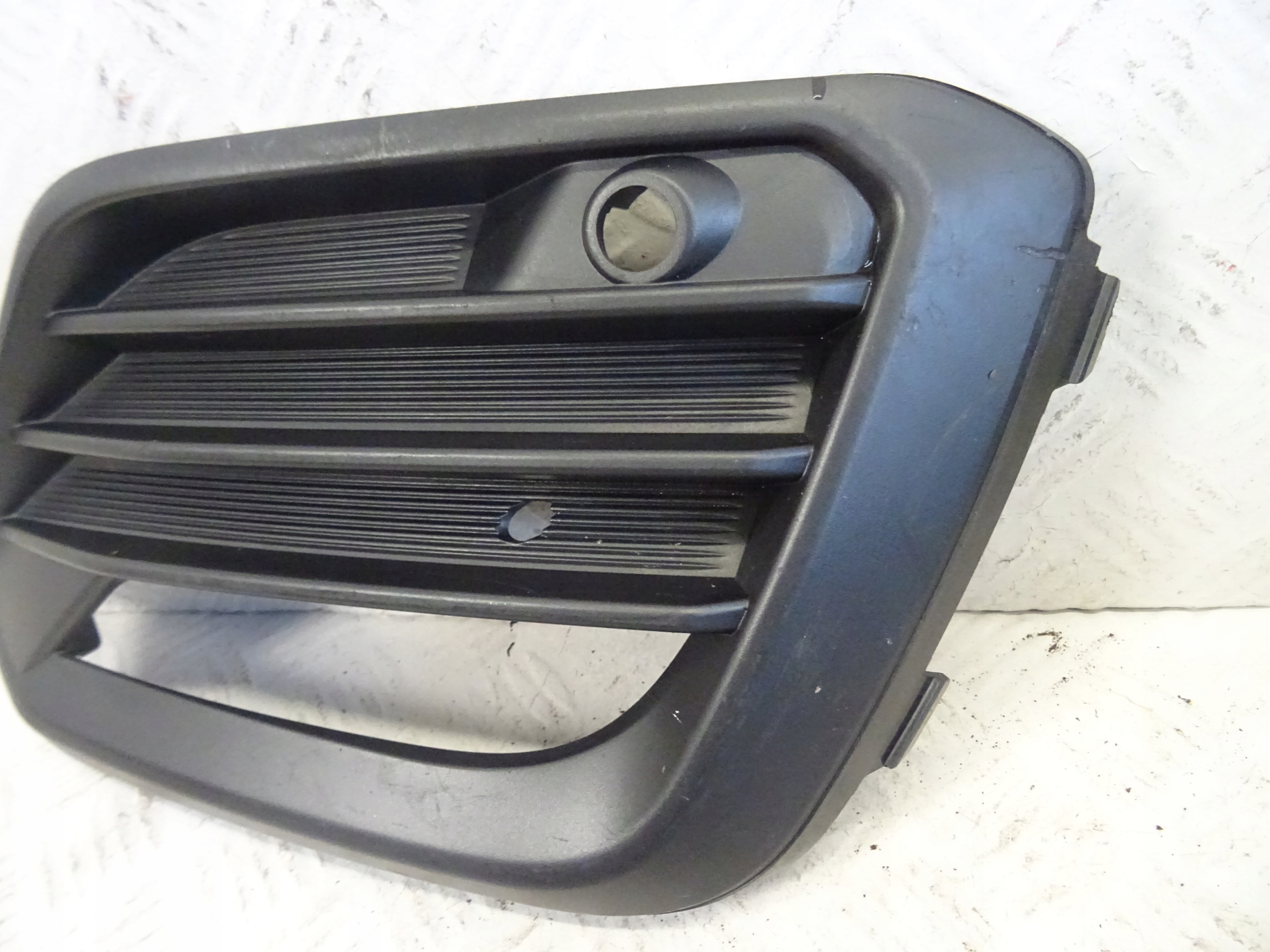 grid of a bumper front front right SEAT ATECA LIFT 575853666R