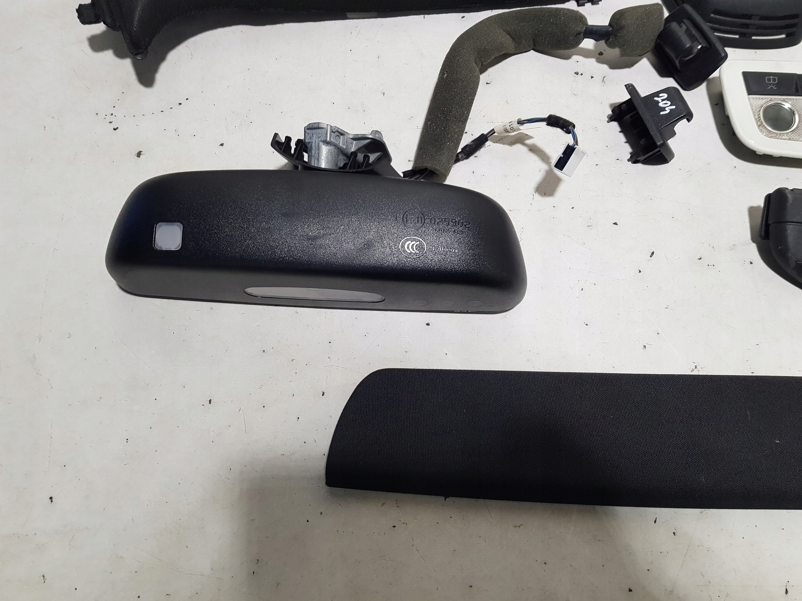 MERCEDES W204 AMG black, inner pillars light plastics