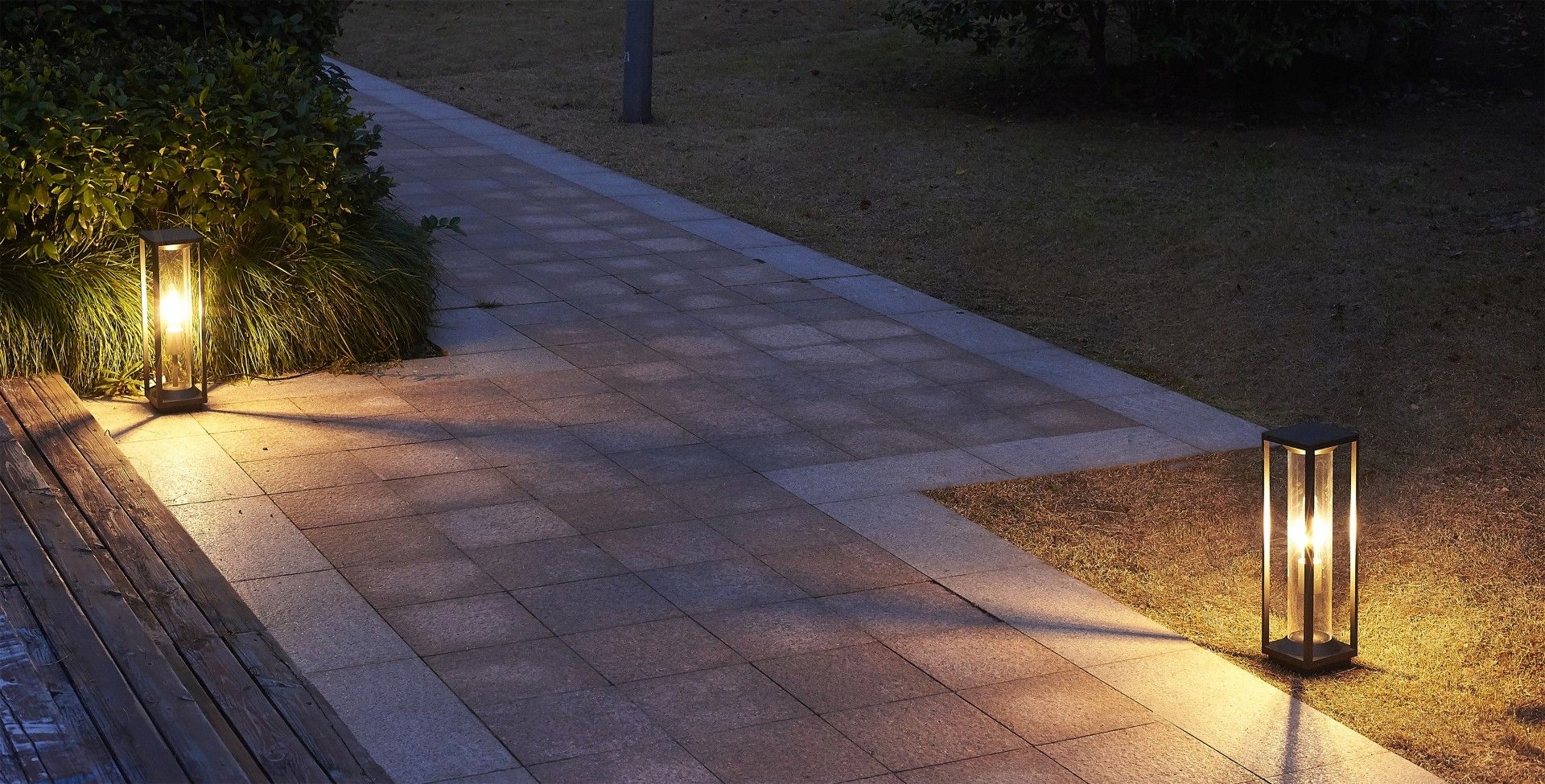 Úzka záhradná lampa s obdĺžnikovým rámom okrúhlym tienidlom Porto IP65