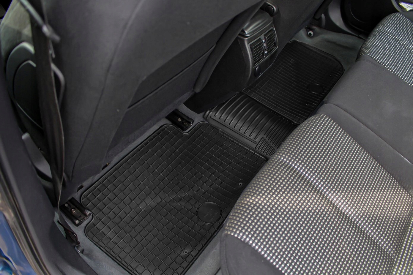 Osłona gumowa na tunel środkowy CZARNA Producent NewStyling