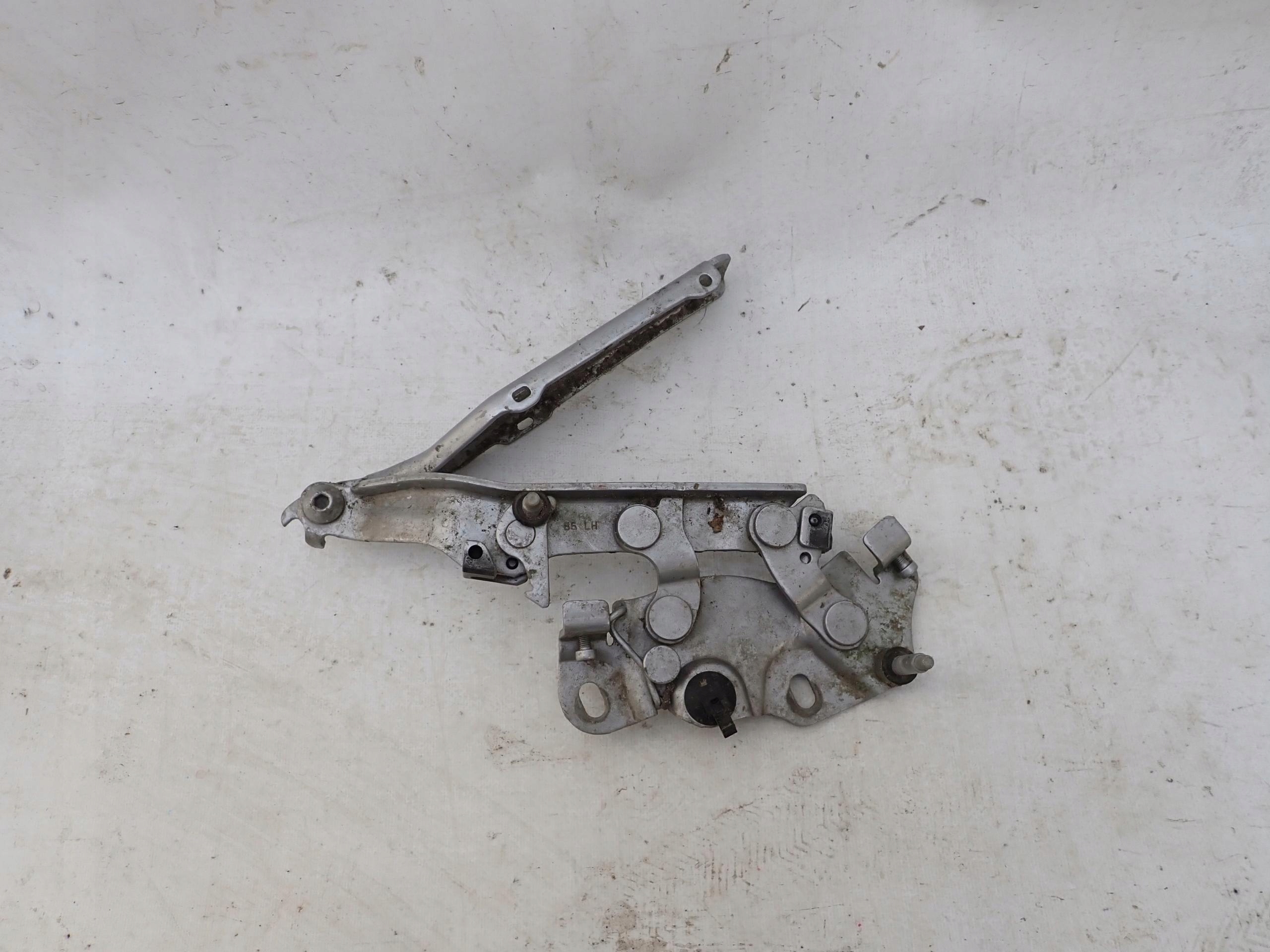 AUDI A3 8V hinge bonnets left 8V0823301
