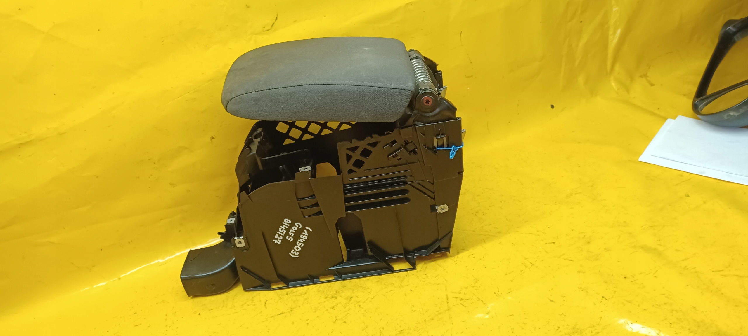 подлокотник vw Golf V 03-09r 1K0864251A .
