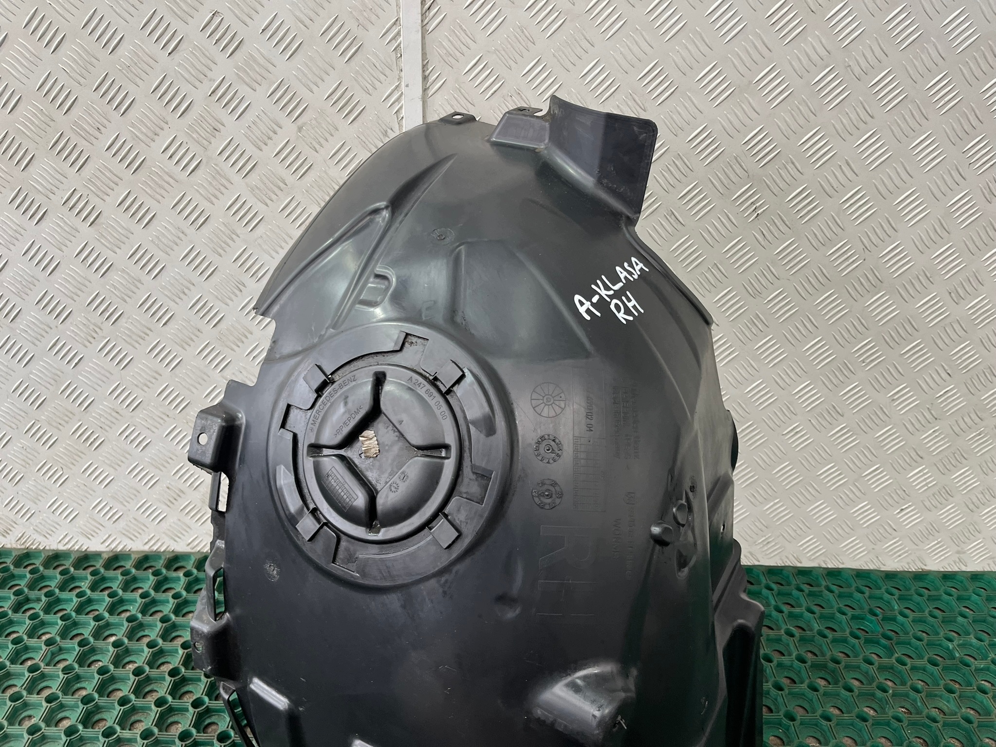 MERCEDES A-class W177 18-22 mudguard front right - front part OE