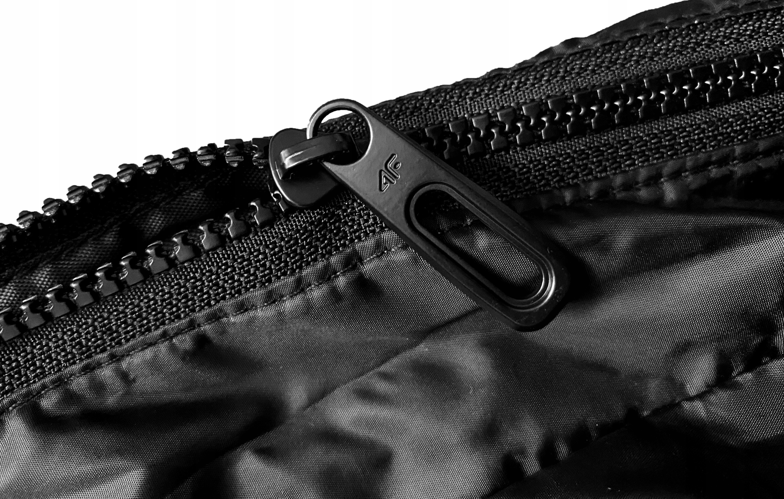 4F MIEJSKA SPORTOWA STYLOWA TORBA NA RAMIĘ PIKOWANA CZARNA SHOPPER BAG 21L Płeć kobieta