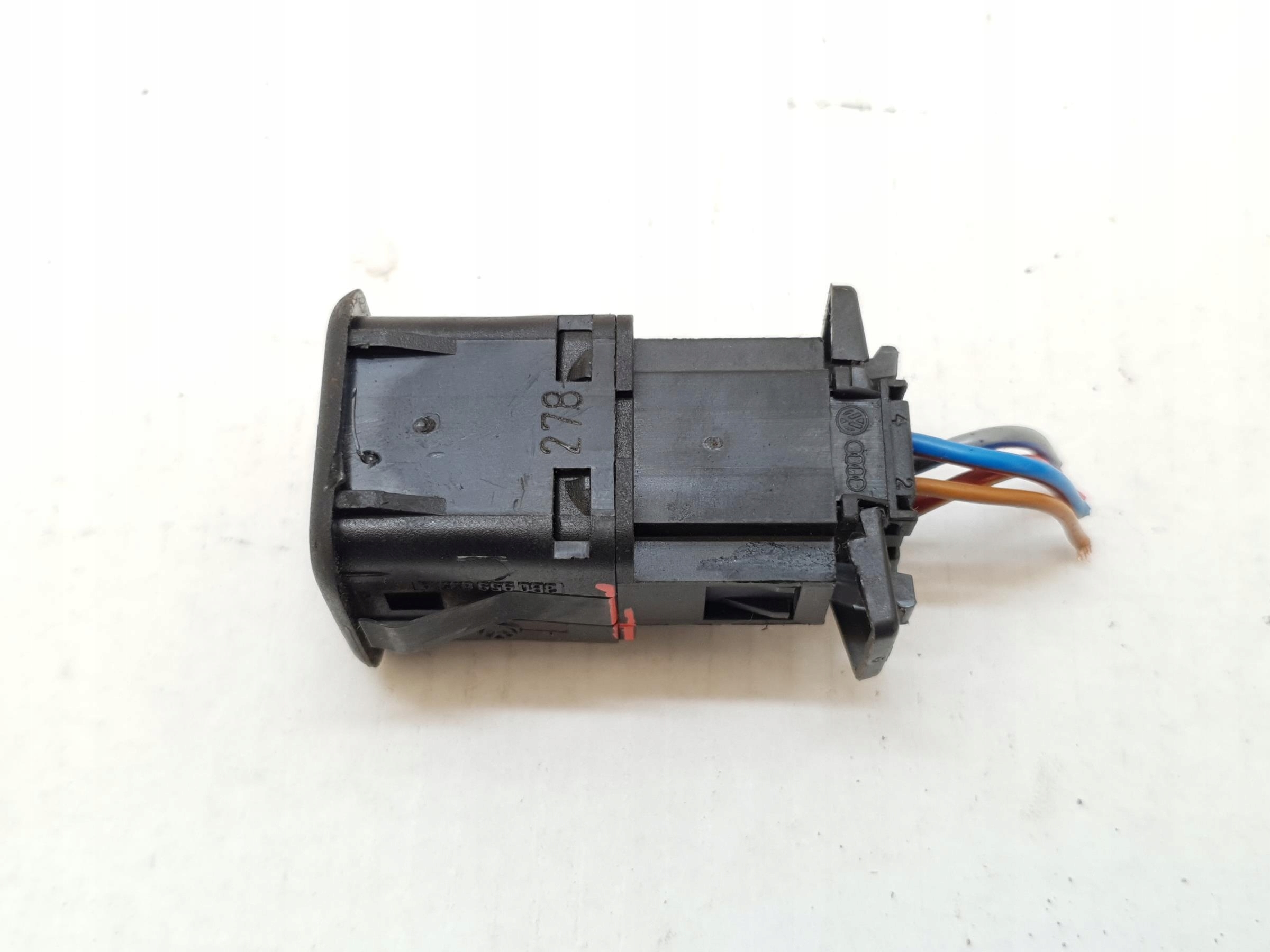 PRZYCISK OTWIERANIA KLAPKI WLEWU VW GOLF IV Funkcje wlew paliwa