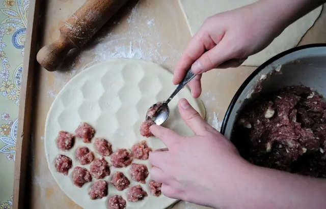 FORMA DO PIEROGÓW USZEK RAVIOLI WYKRAWACZ PIEROŻNICA 24,5 CM
