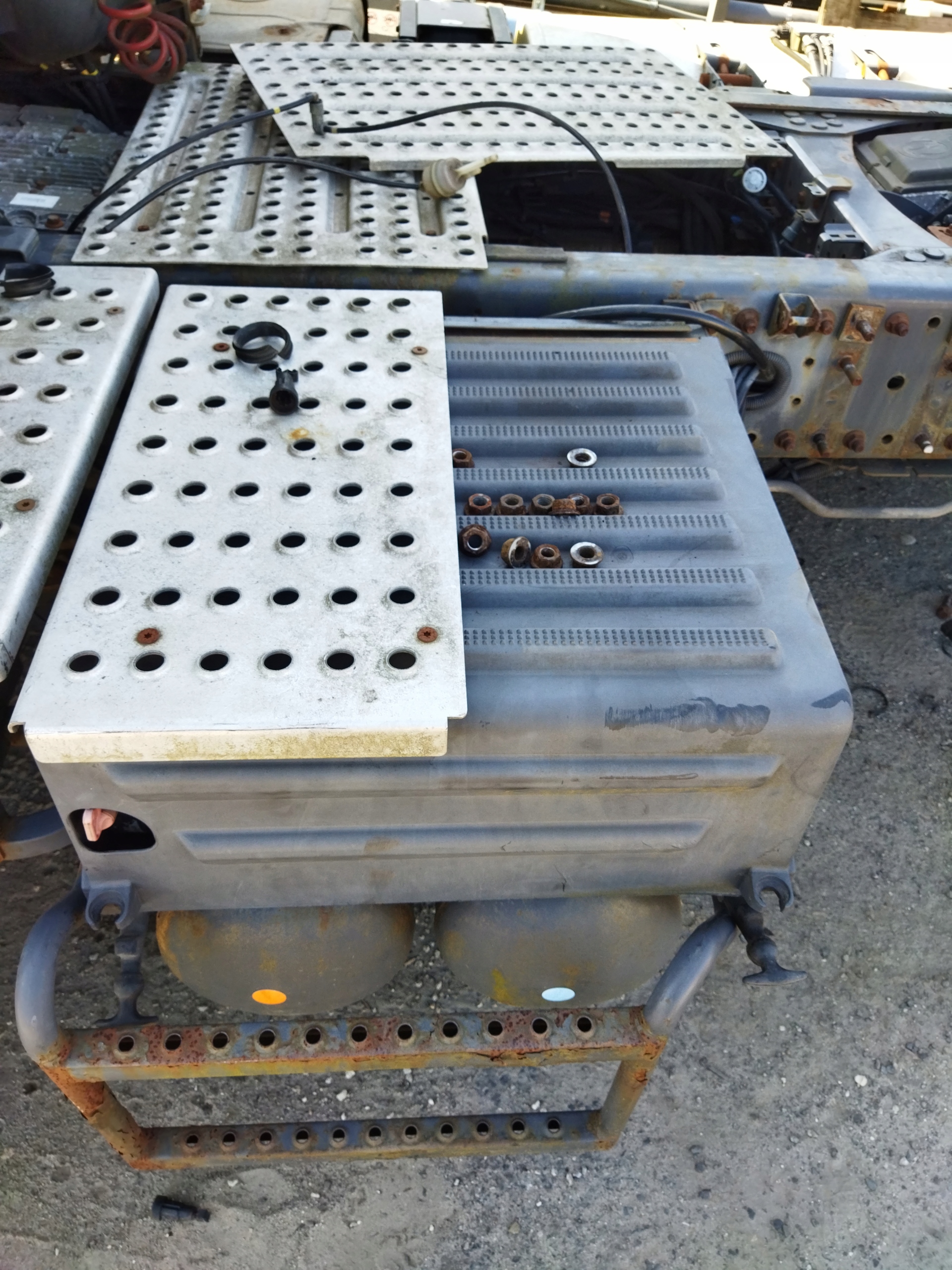 PODSTAWA SKRZYNKA AKUMULATORÓW RENAULT DXI