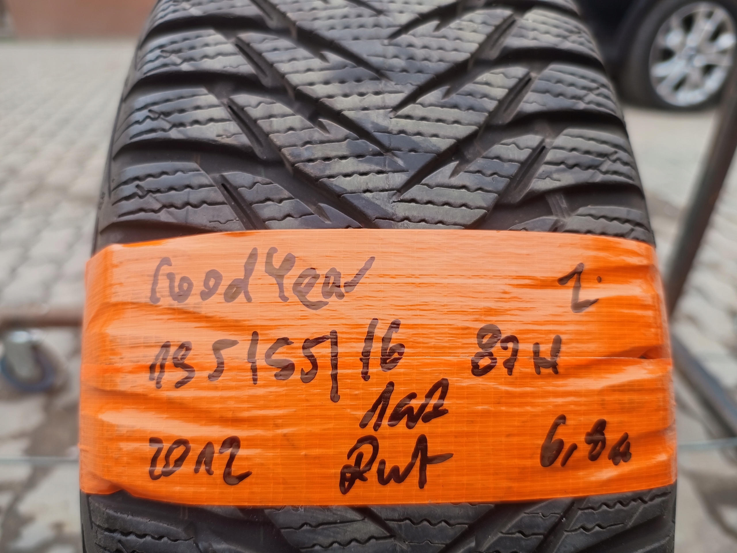 1x Goodyear UltraGrip 8 195/55/16 Klasa premium