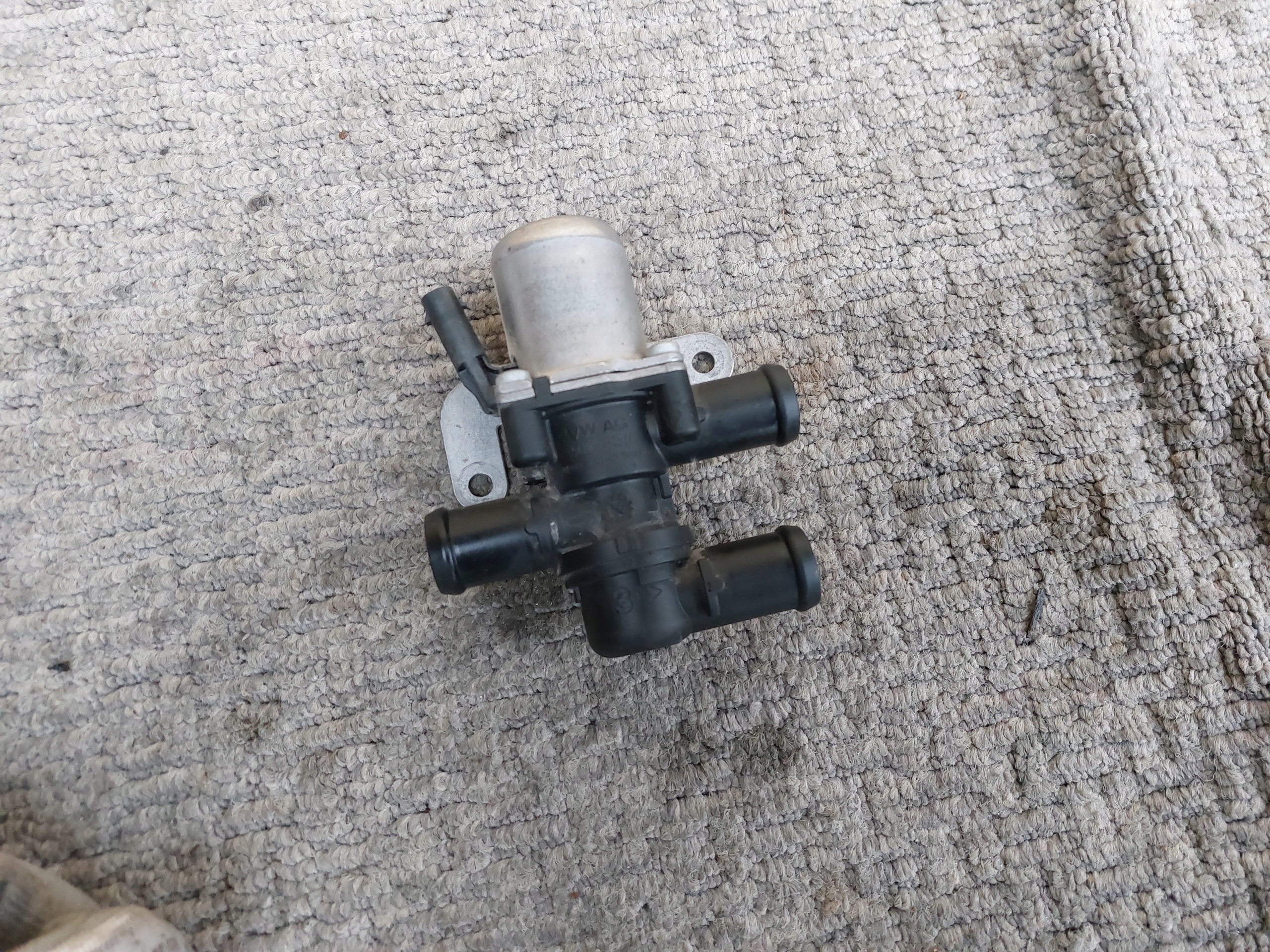 elektroventil ventil vode 5Q0906457C Audi Passat B8 21r