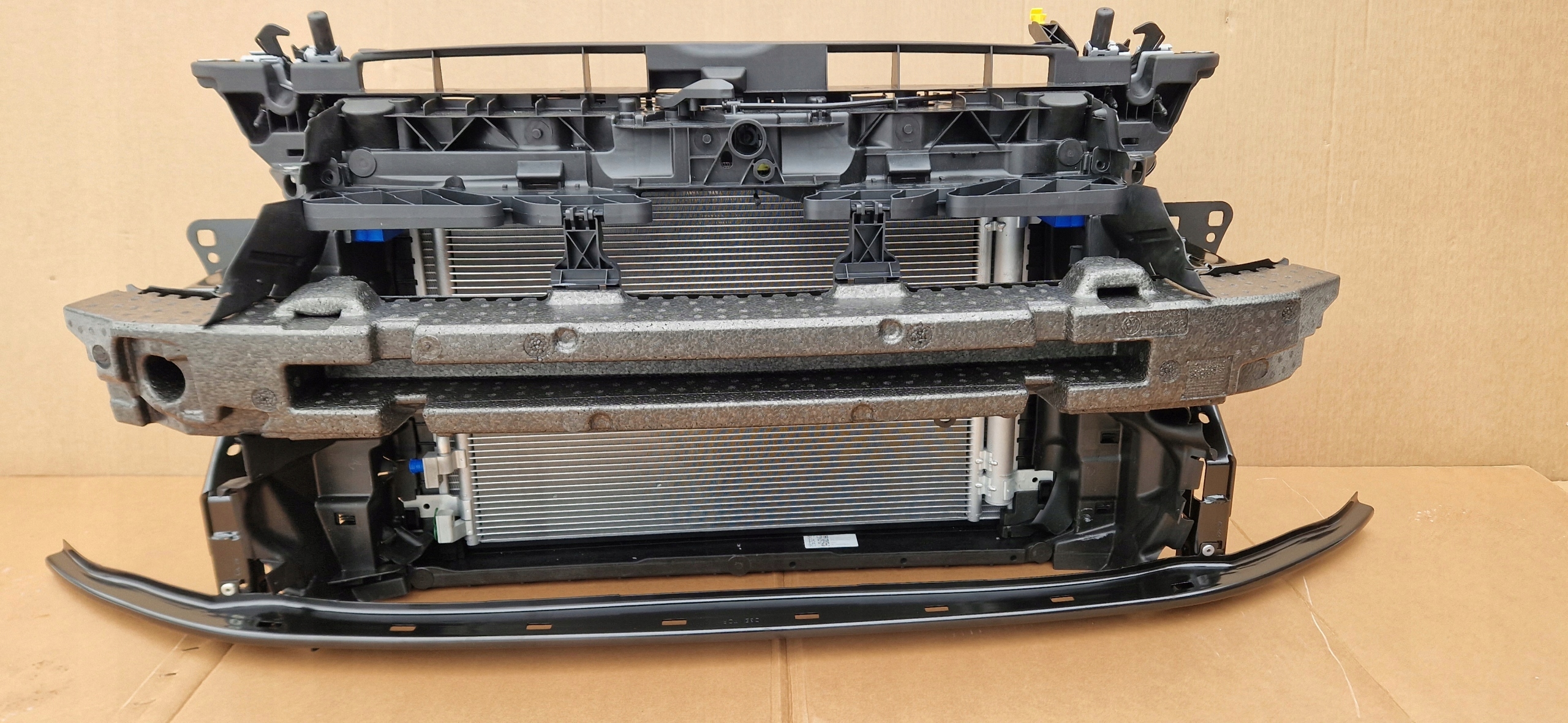 PAS PRZEDNI CHŁODNICE GOLF 8 VIII 1.5 TSI KOMPLET NOWY