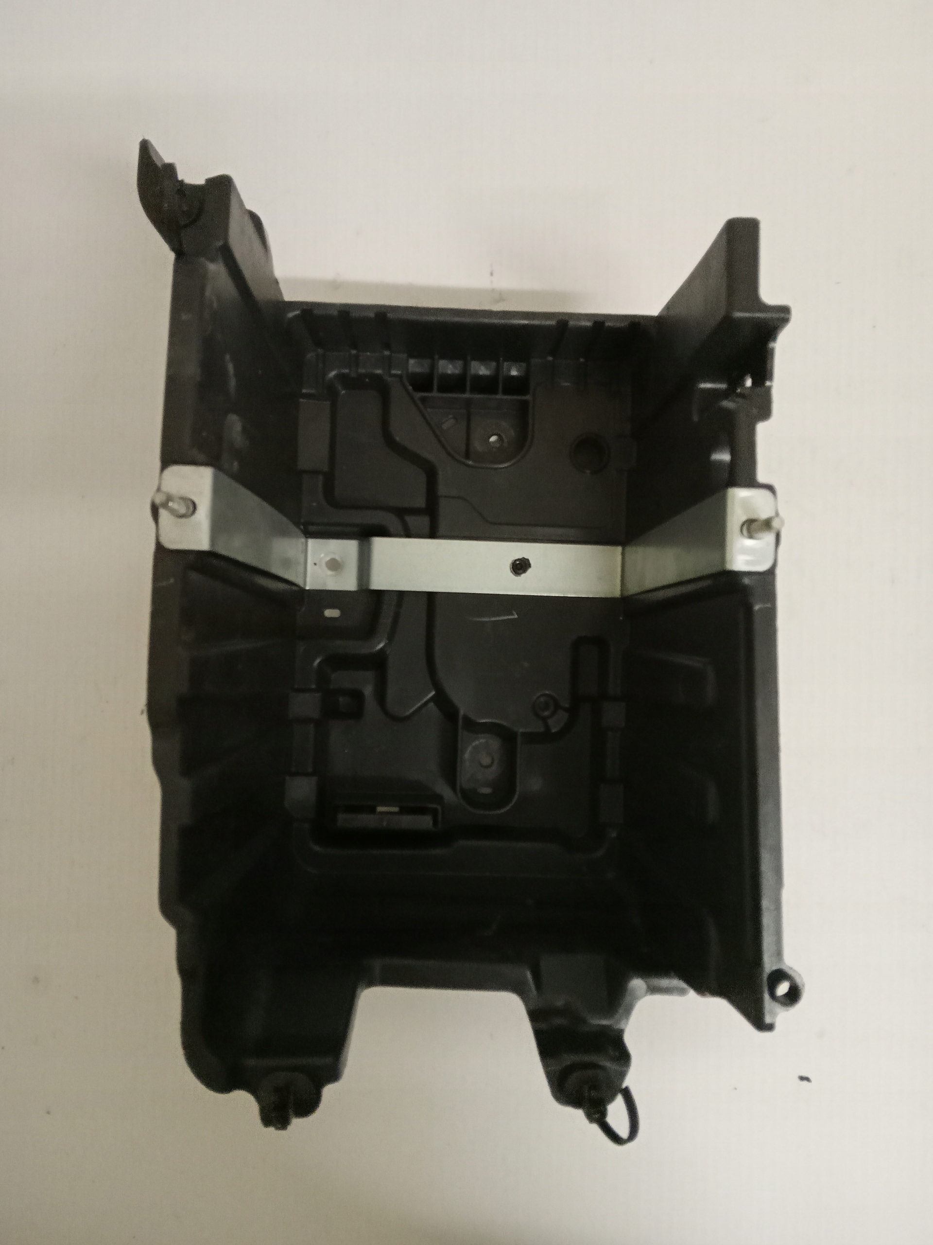 L1BB10723AA - FORD FIESTA MK8 БАЗА БАТАРЕИ