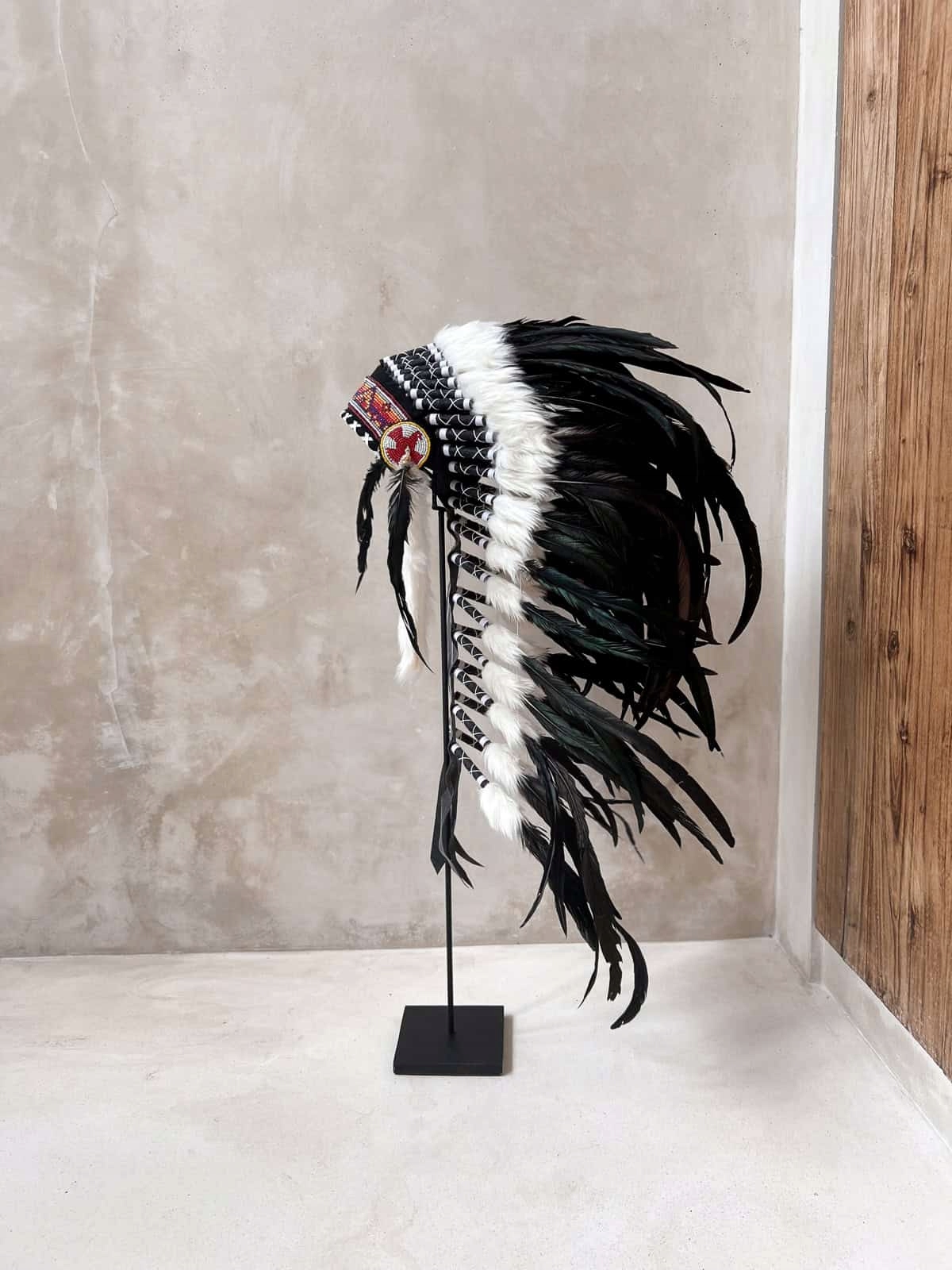 Pióropusz indiański 95 cm ozdoba boho z piór na stojaku Black