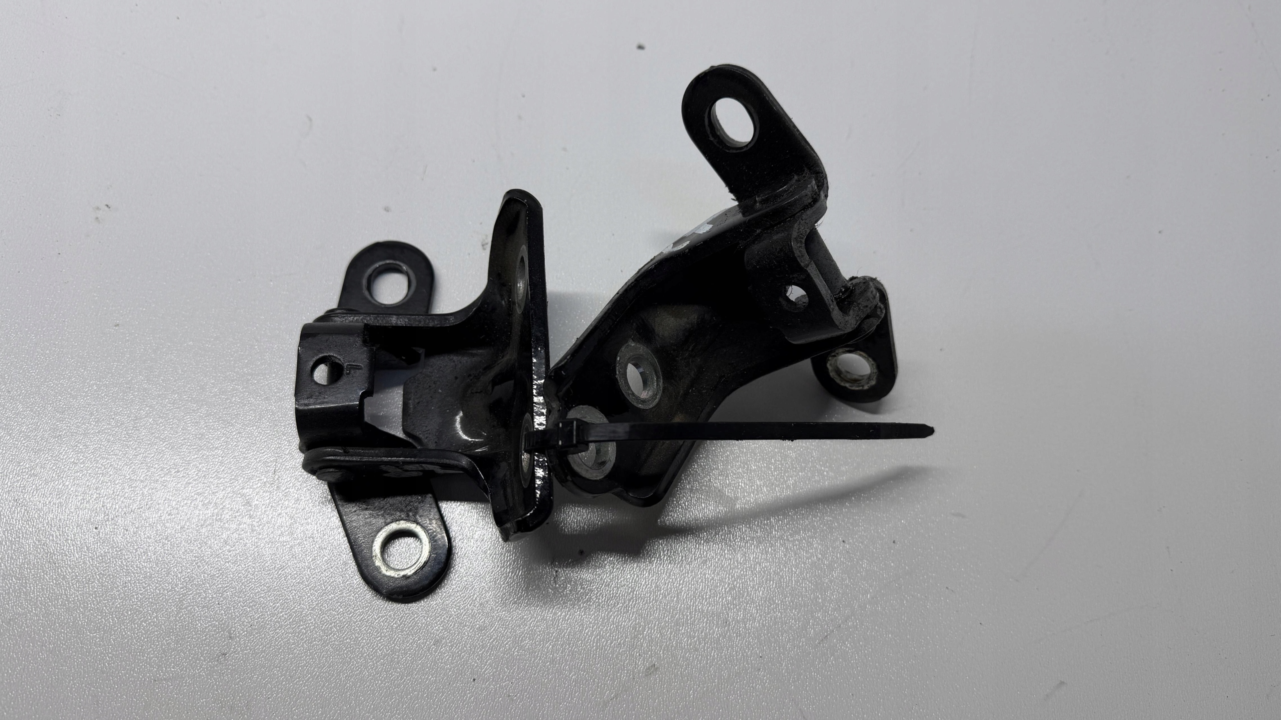 KIA CEED III hinge hinges door left rear. left rear part 17-24