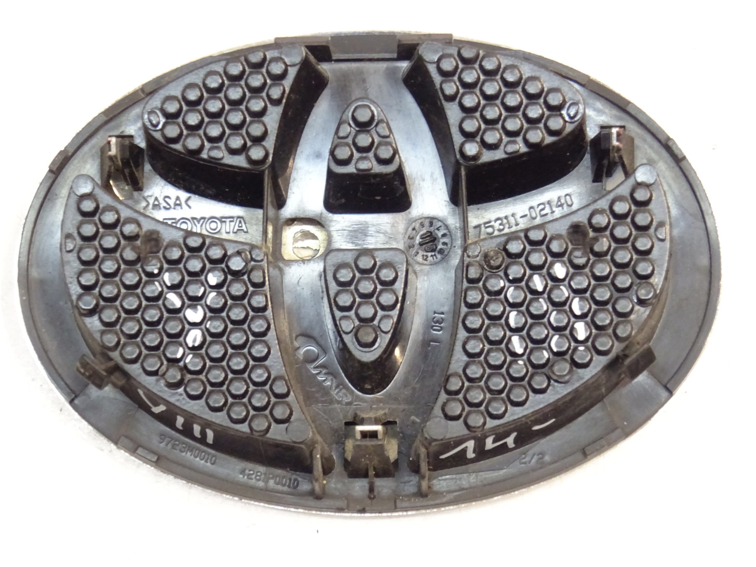 ZNACZEK LOGO EMBLEMAT PRZOD PRZEDNI TOYOTA YARIS III 2011- Marka Toyota