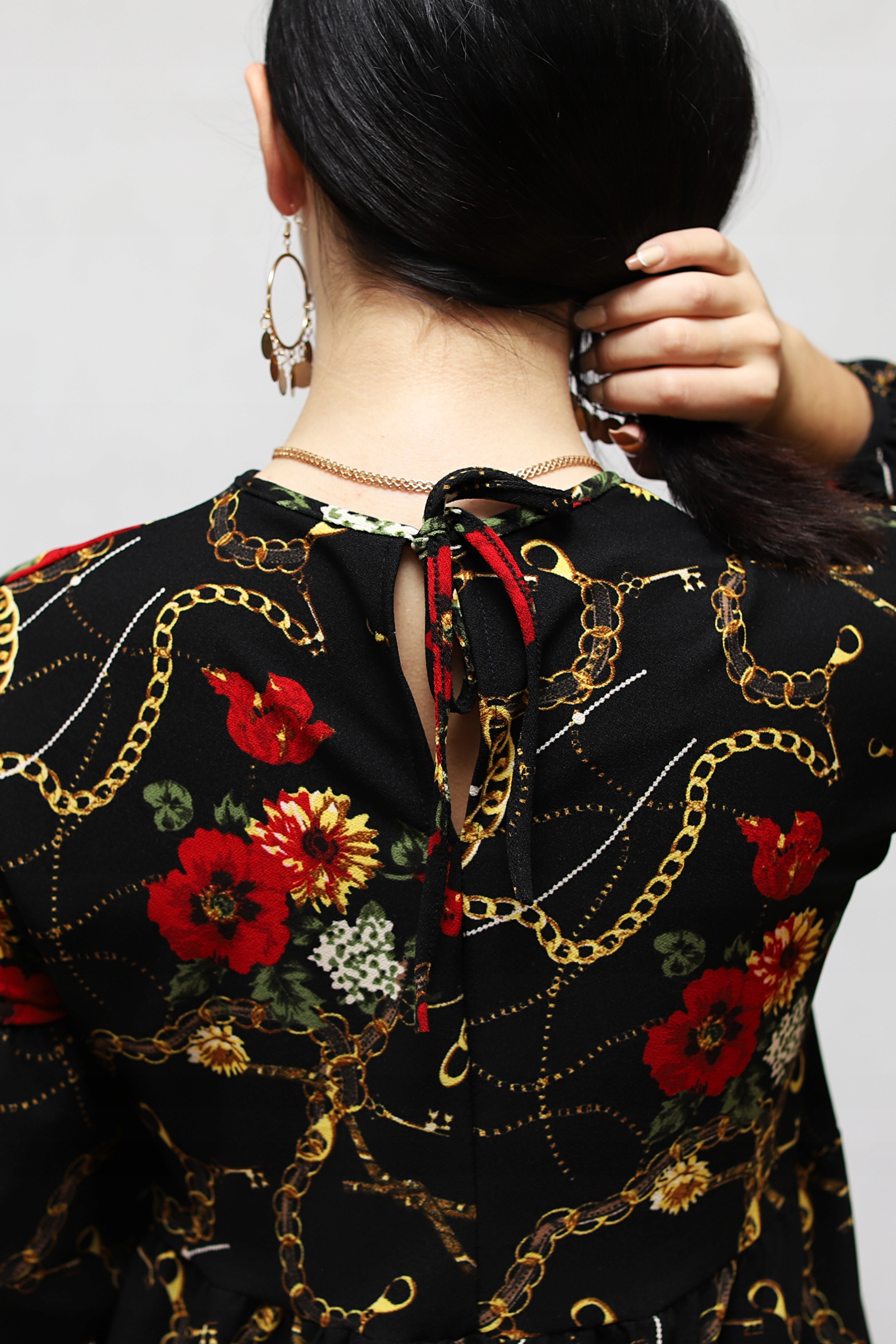 ROZKLOSZOWANA TRAPEZOWA SUKIENKA FALBANKI NADRUK Dekolt okrągły