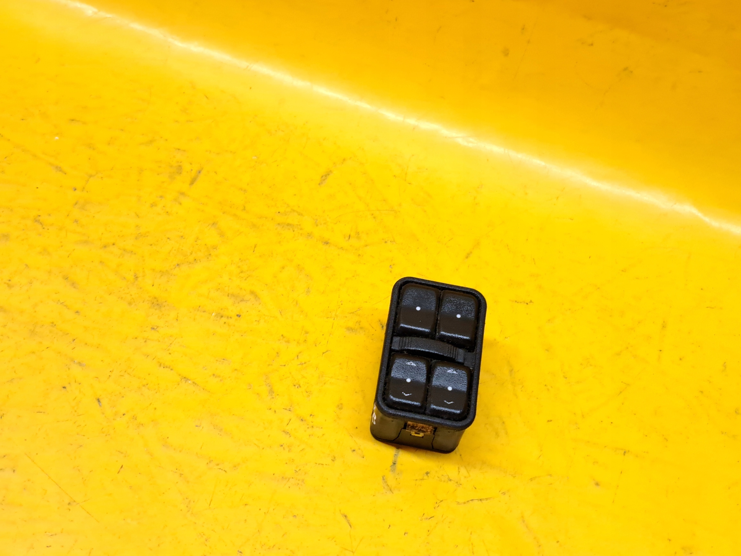 ПЕРЕМИКАЧ 4 X ЕЛЕКТРИЧНЕ СКЛА ZAFIRA A 99-05r 90561086