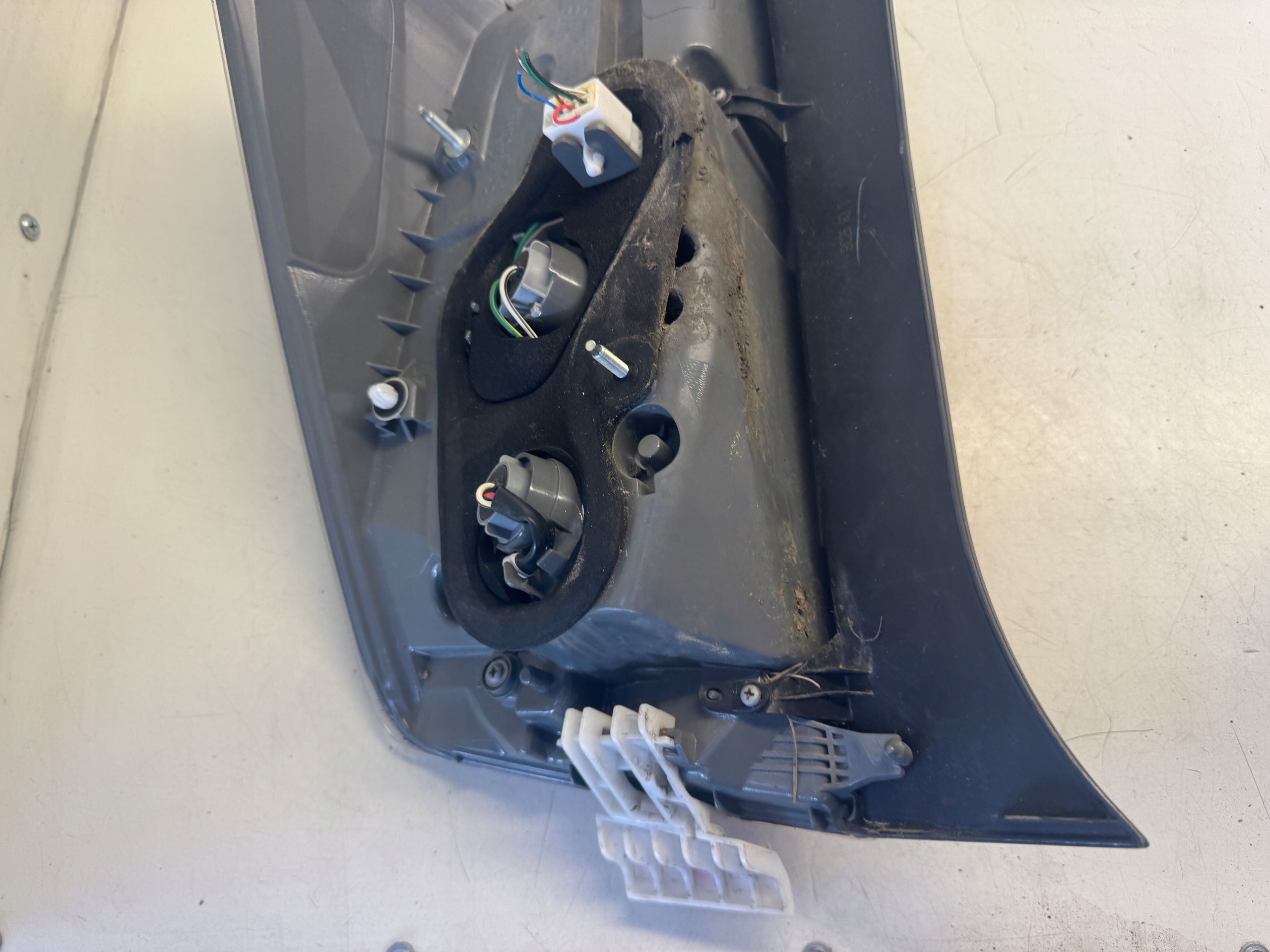 TOYOTA PRIUS III фонарь правый