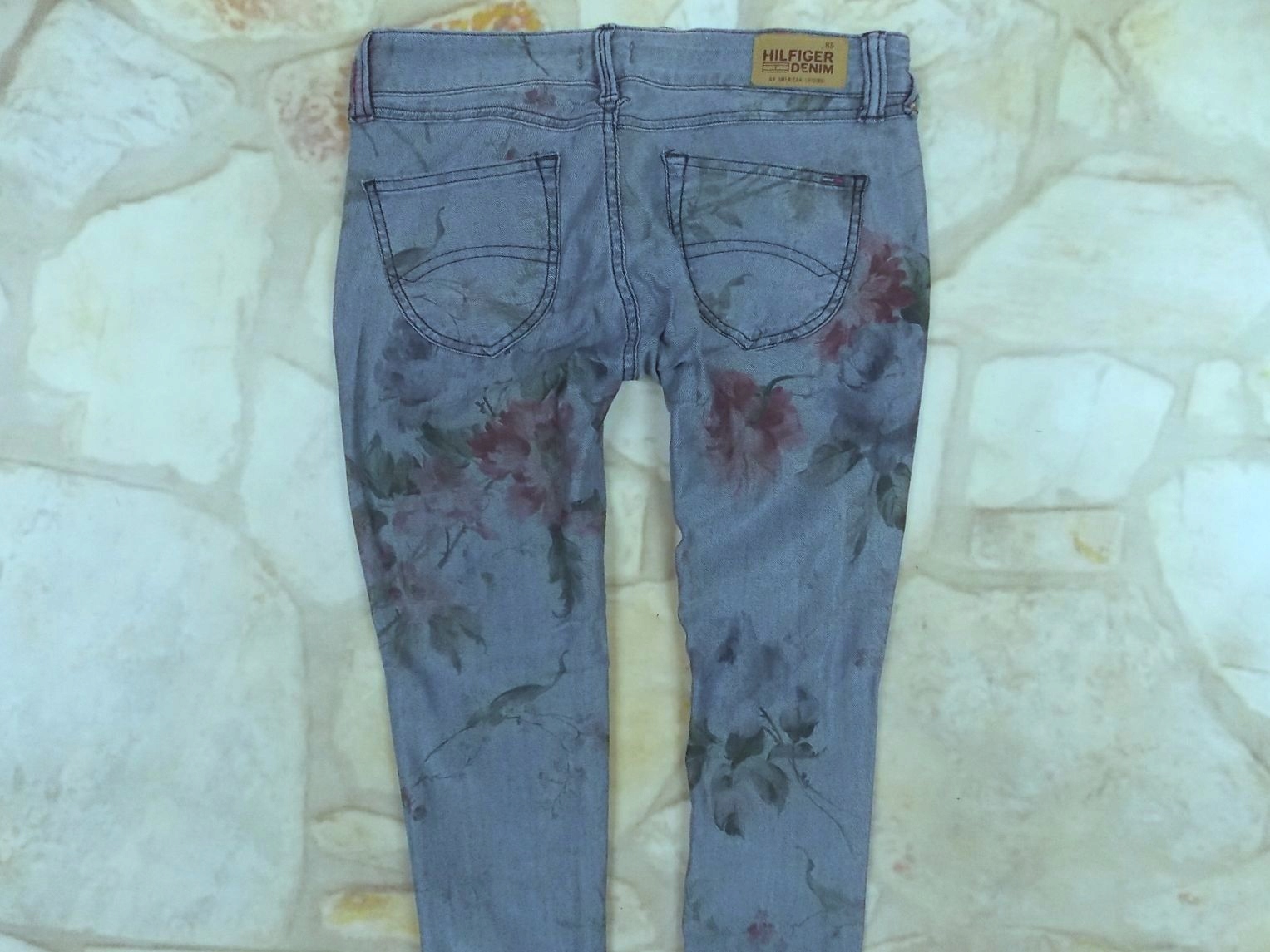 Spodnie dżinsy Tommy Hilfinger rurki kwiaty 28/32 Stan (wysokość w pasie) średni