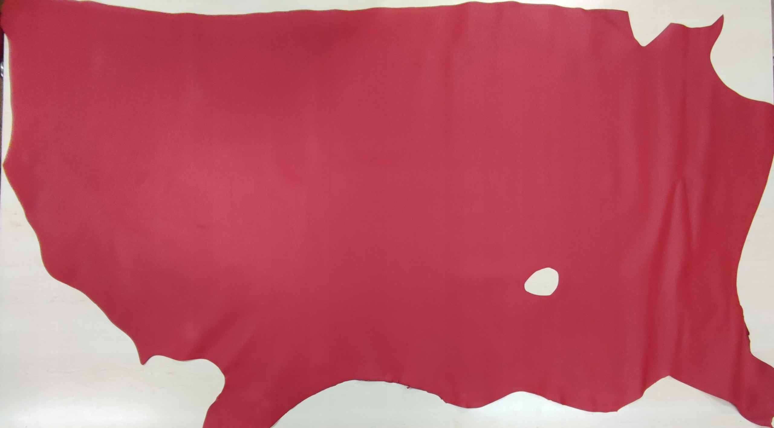 Hovězí přírodní kůže červená 2,06m2 o tloušťce 0,9mm