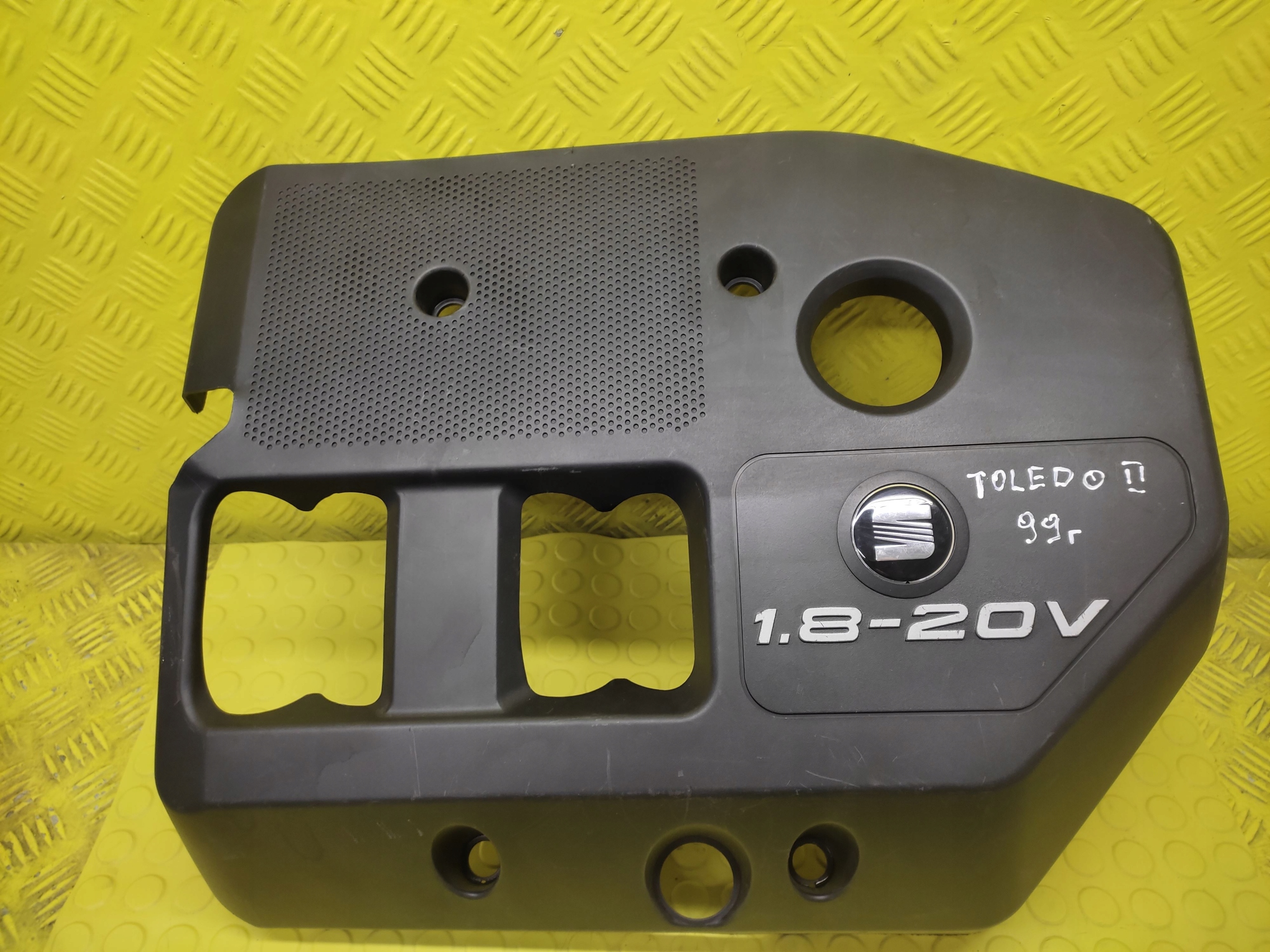 SEAT TOLEDO II motor cover 06A103925K