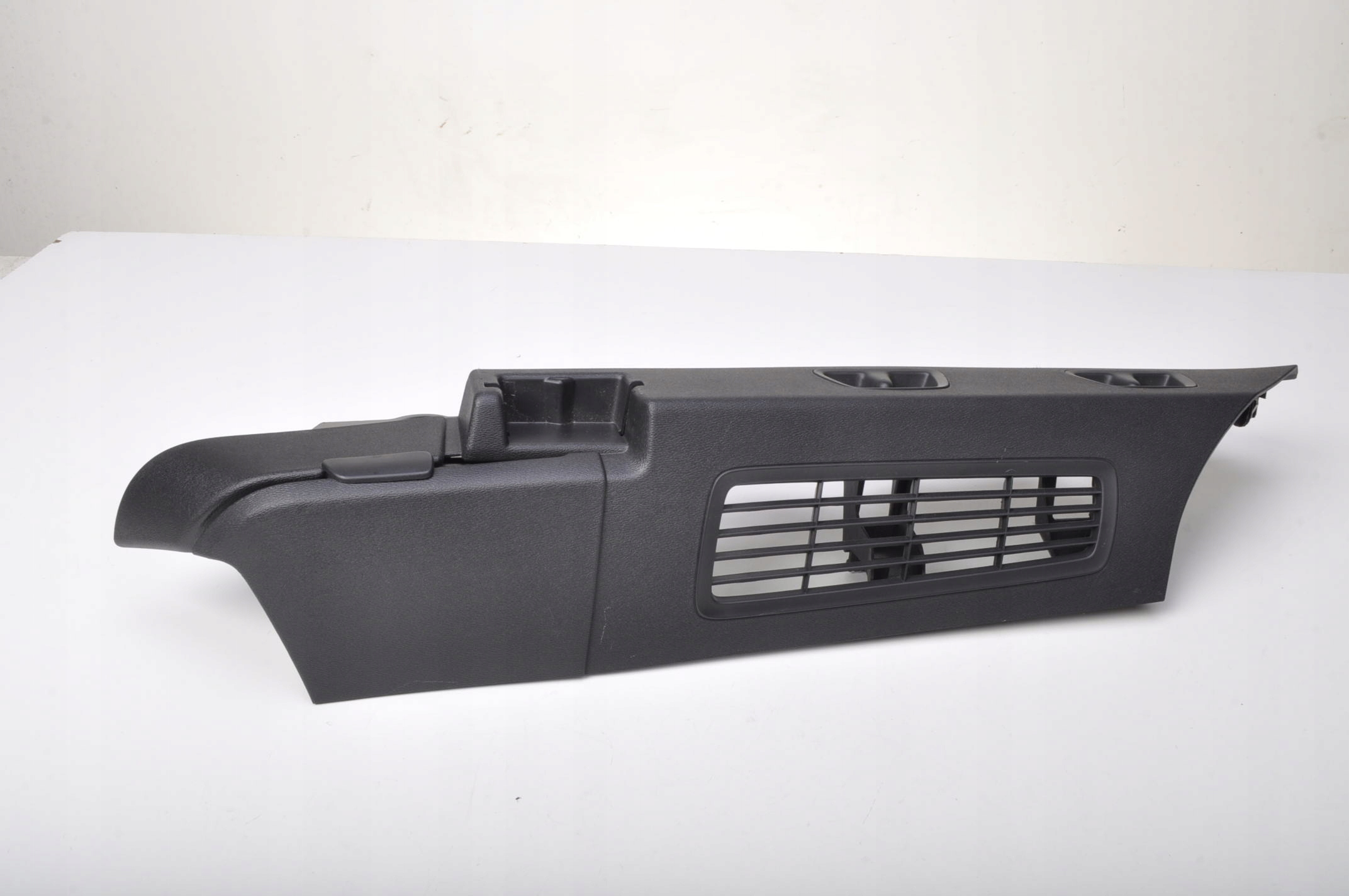 VOLVO V60 II бекон багажника левый задний 32239860