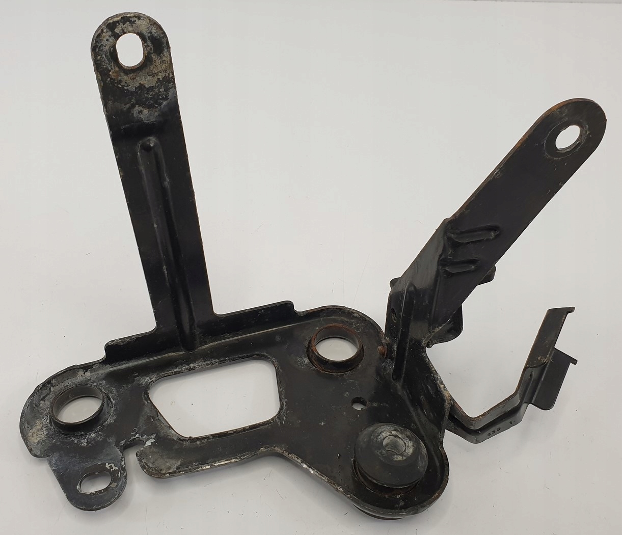 A1644310140 - Кронштейн крепления насоса ABS MERCEDES ML W164