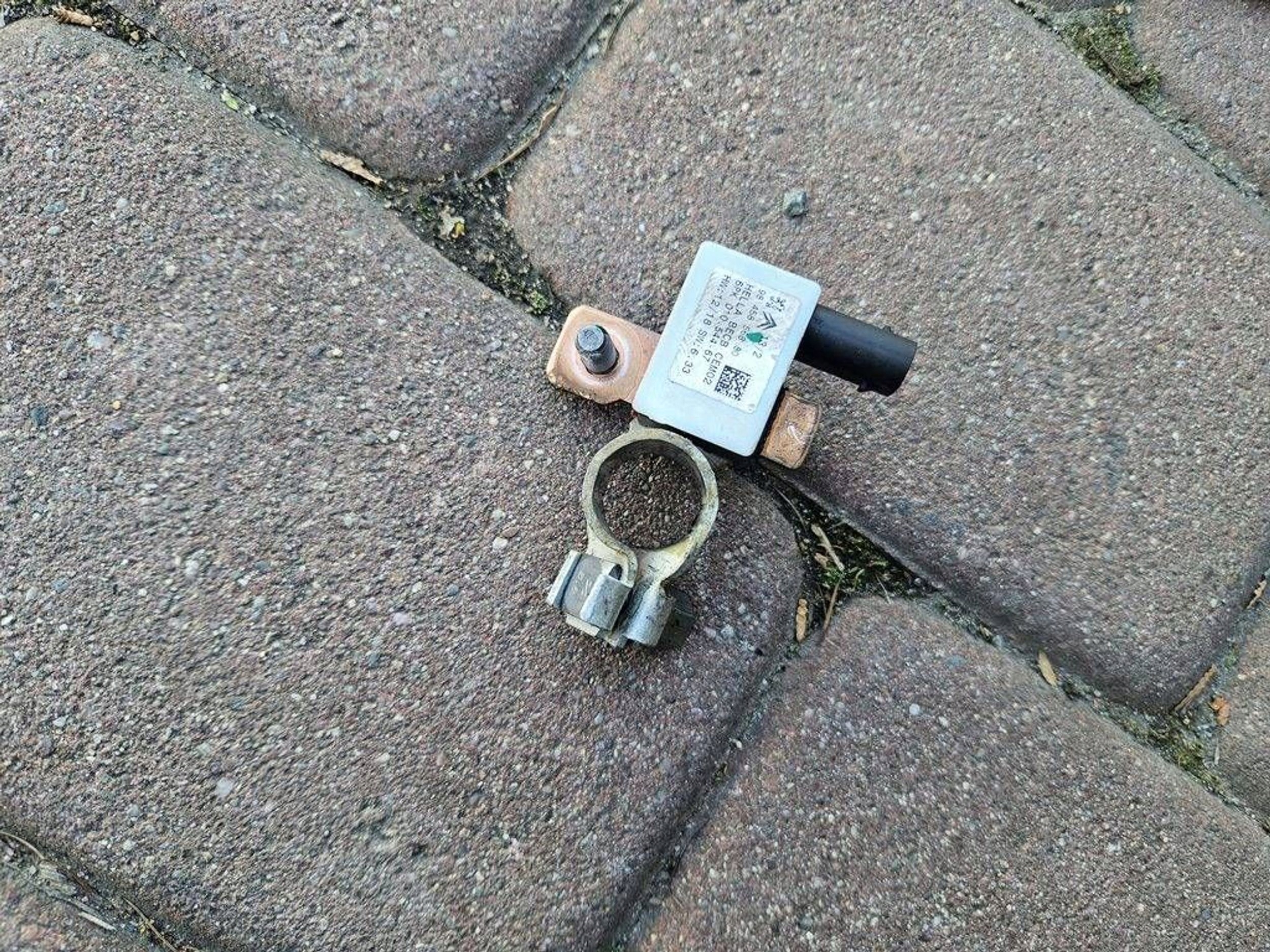 Sensor klemy minusowej Opel MOKKA B 2 II 9845856880