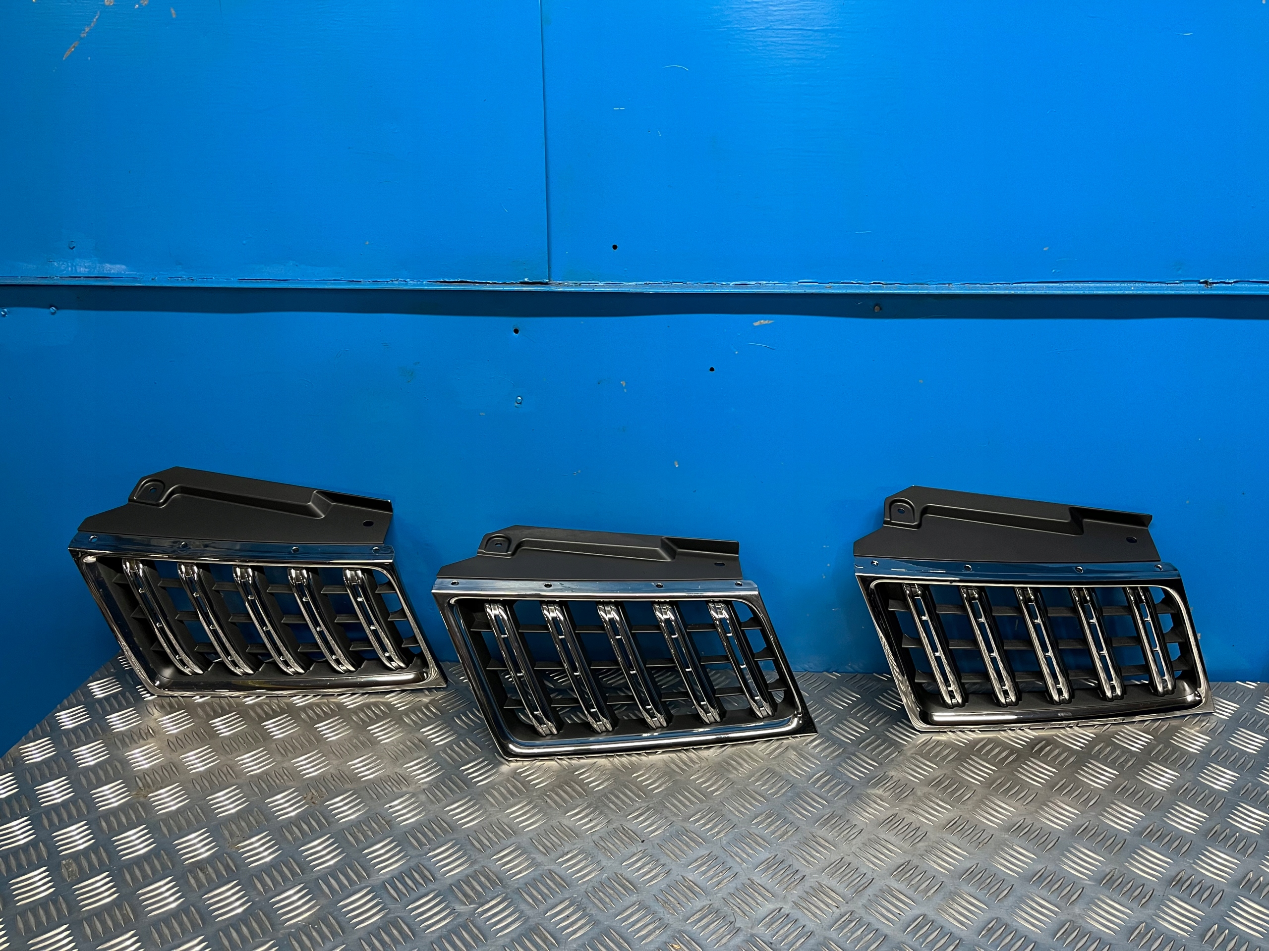 MITSUBISHI L200 GRILL KRATKA LEWA 7450A413