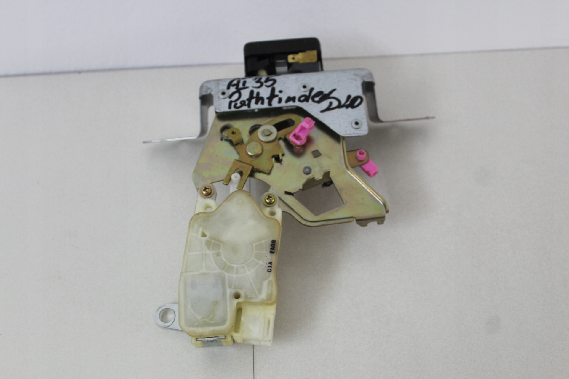 ЗАМОК ЗАДНІХ ДВЕРЕЙ БАГАЖНИКА NISSAN PATHFINDER 05-10R