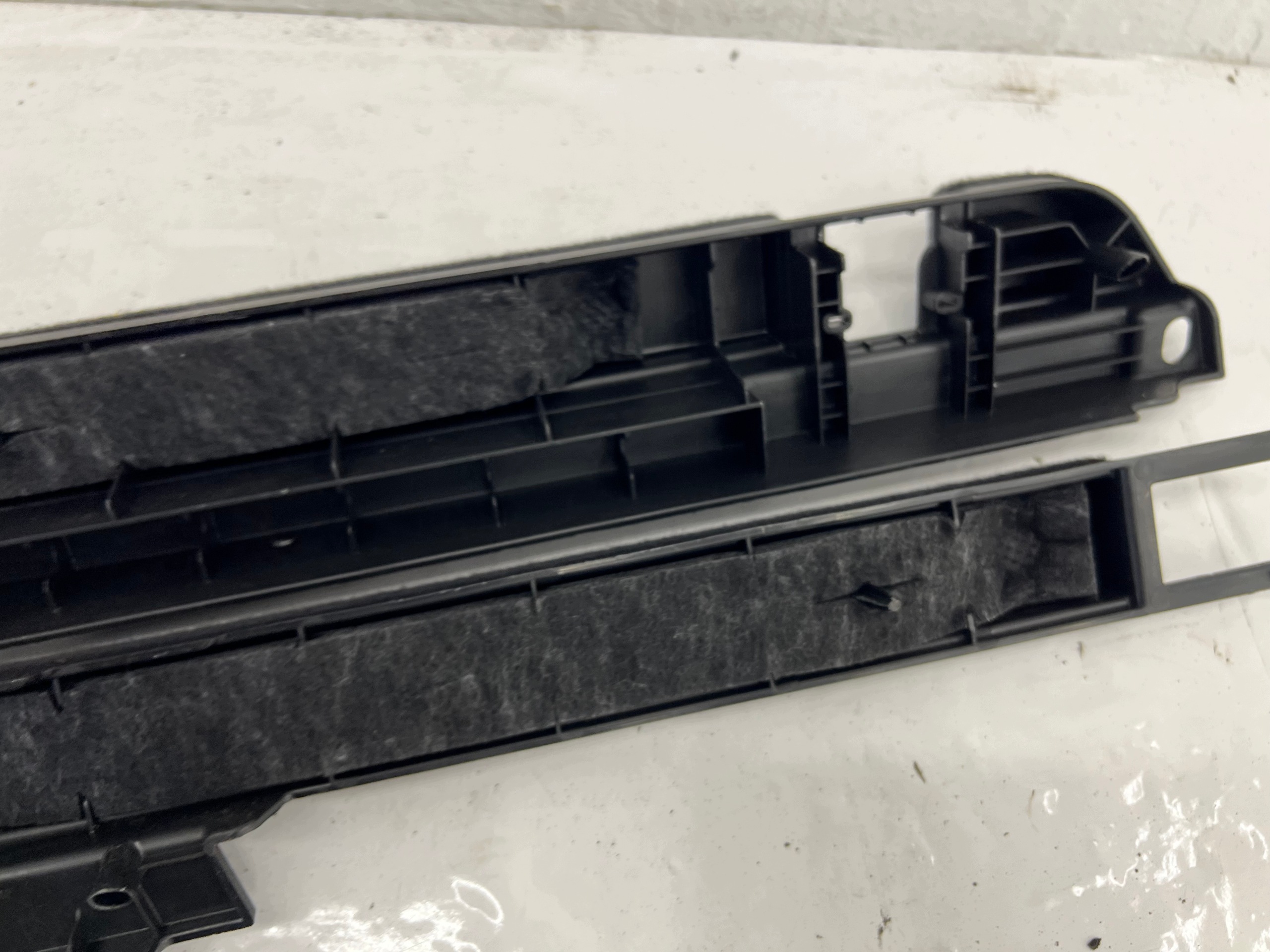 Audi A4 B9 moulding boot 8W9861827 8W9861828 Kombi Avant