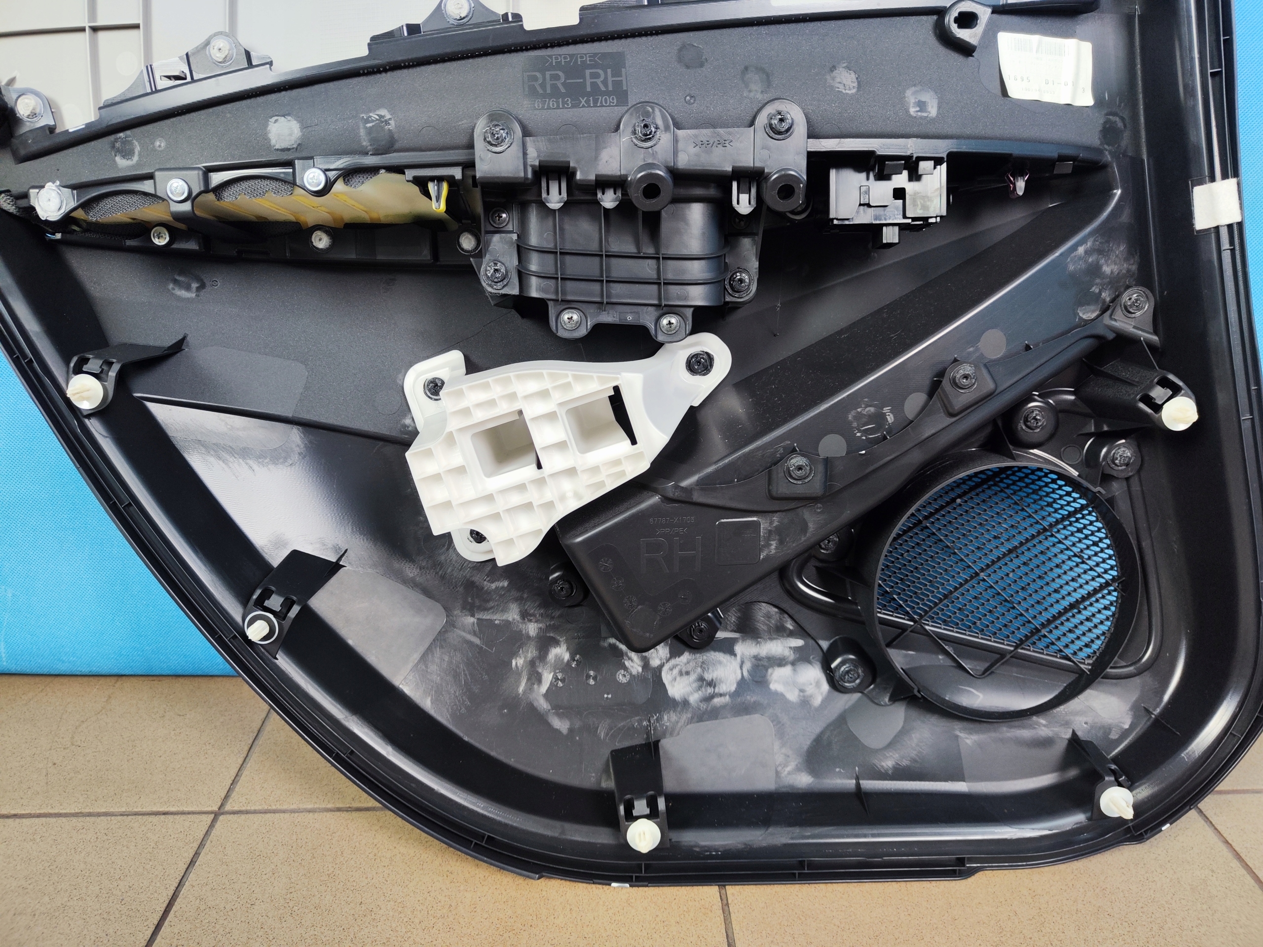 TOYOTA COROLLA E21 дверные карты задний правый 67613-X1709