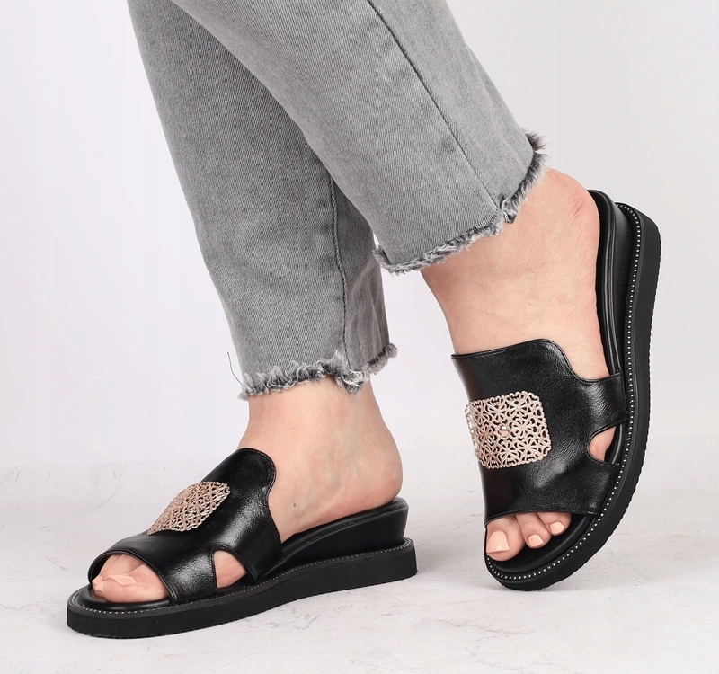 Czarne klapki damskie na niskiej koturnie komfortowe