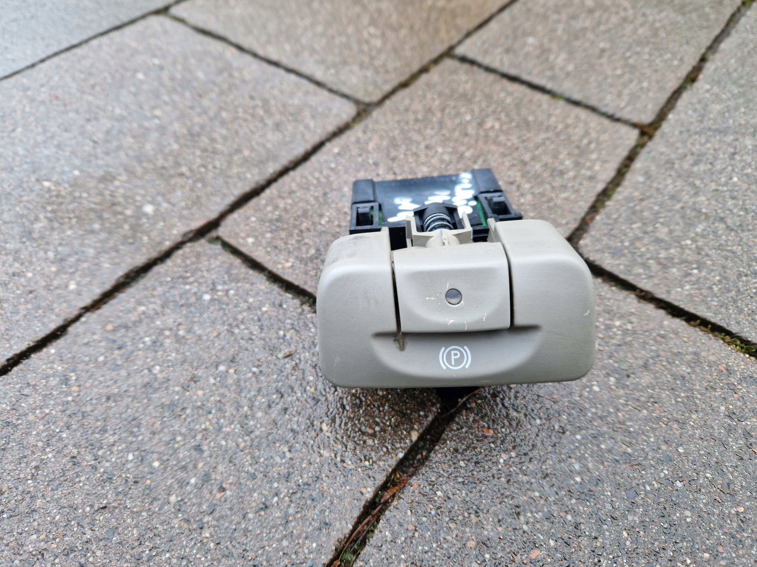 8200243681 03-2009 - RENAULT SCENIC II КНОПКА РУЧНОГО ТОРМОЗА 03-09