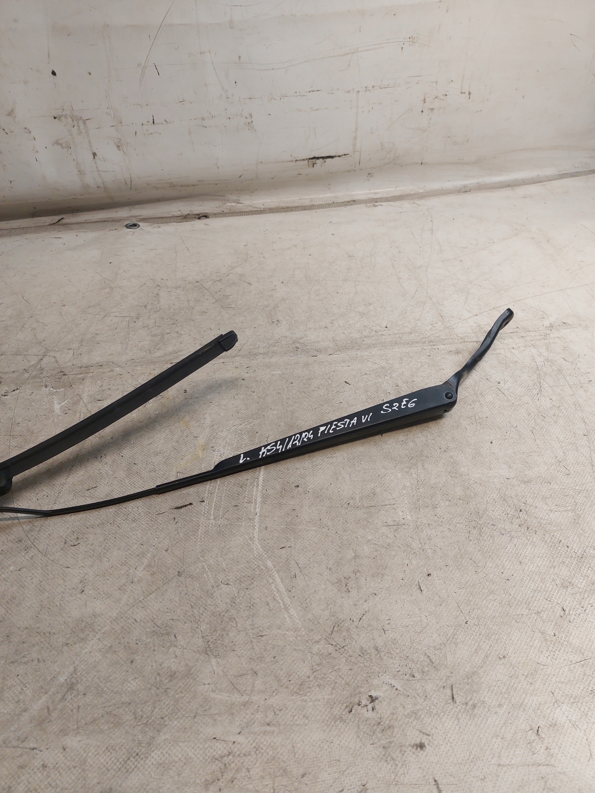 wiper arm left FORD FIESTA MK6