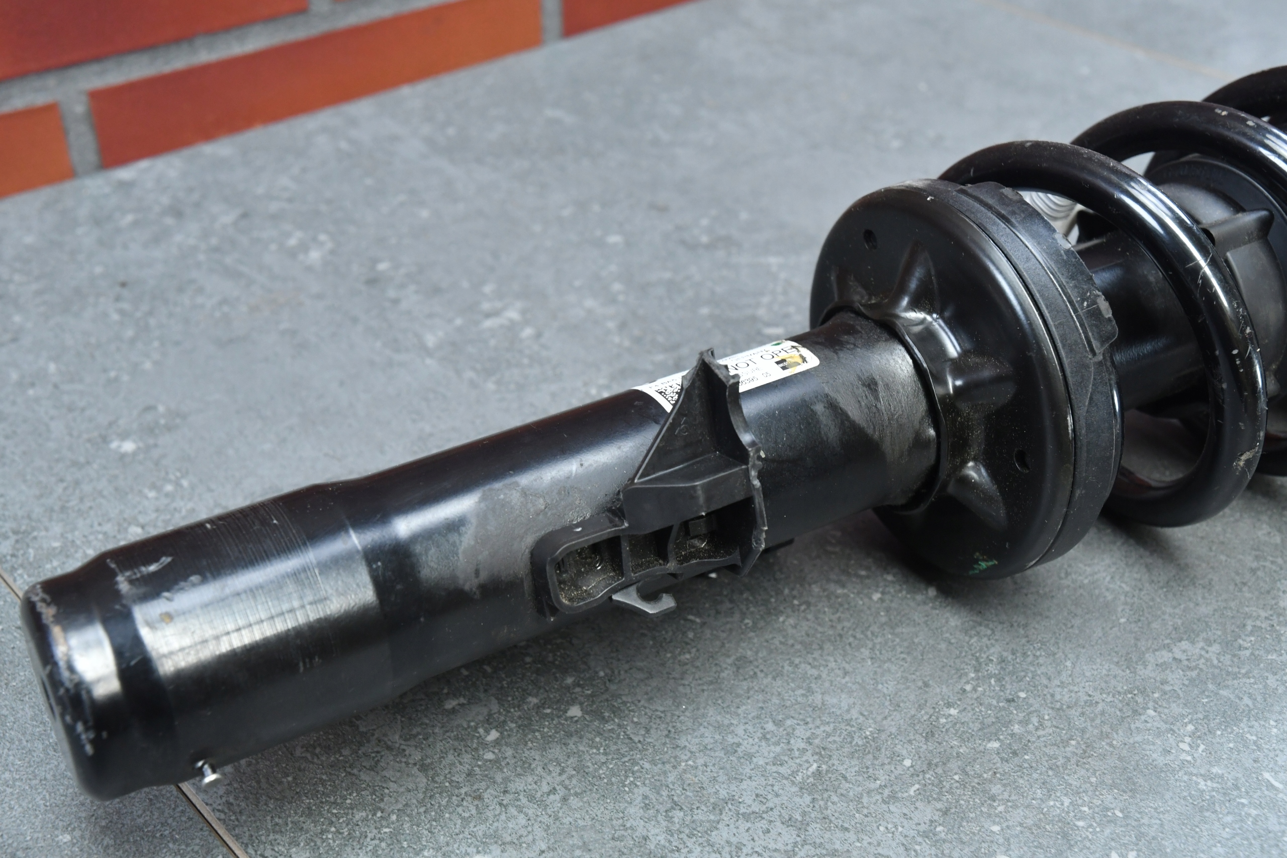 shock absorber left front front BMW 5 G30 4x4 6866395 VDC