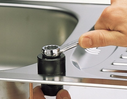 

Wycięcie Otworu W Zlewozmywaku Stalowym W Zlewie