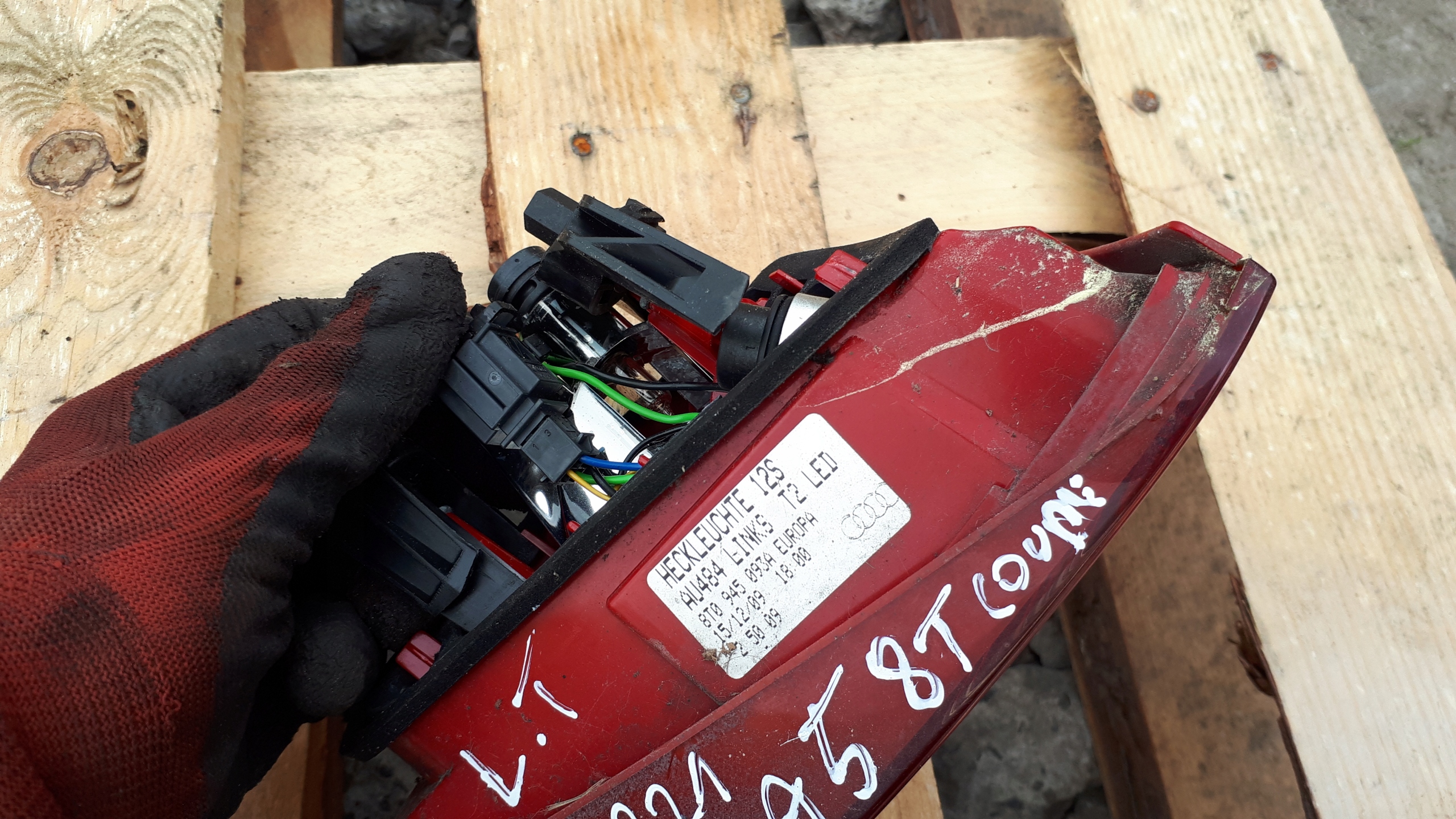A5 8T light LED left rear part to the bonnet 8T0945093A