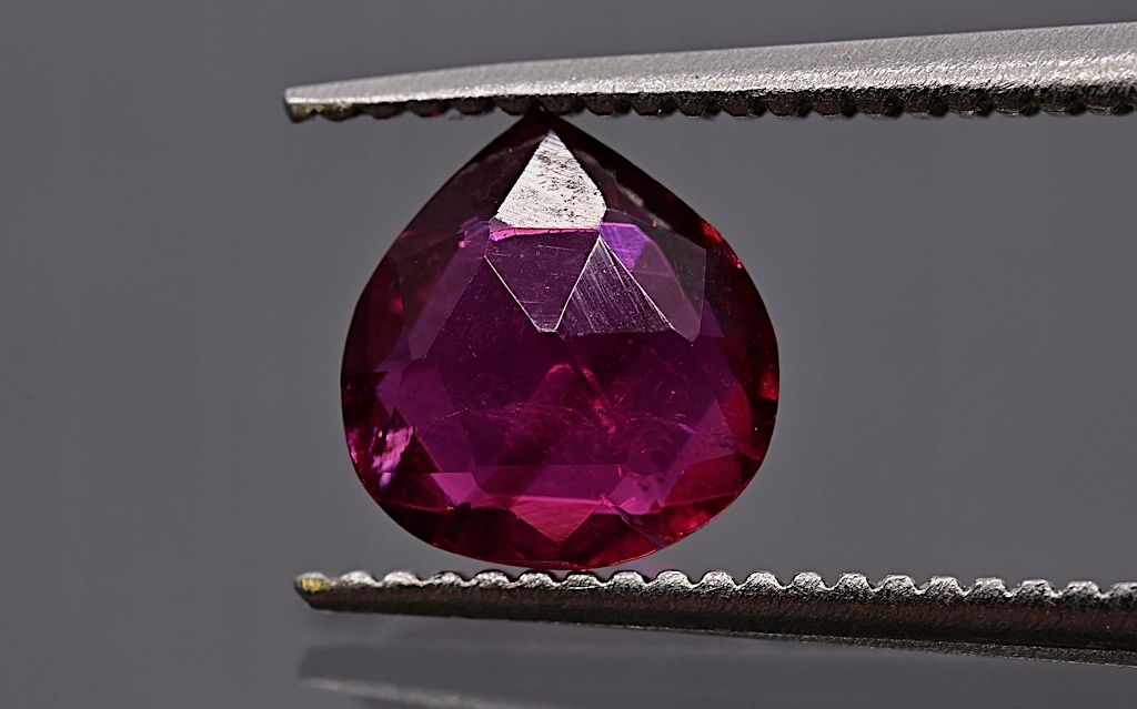 Turmalín oboustranně fasetovaný slza 6,5x6 mm