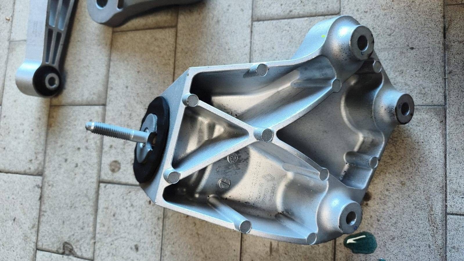 support étrier moteur Renault Twingo e-tech 112333368R