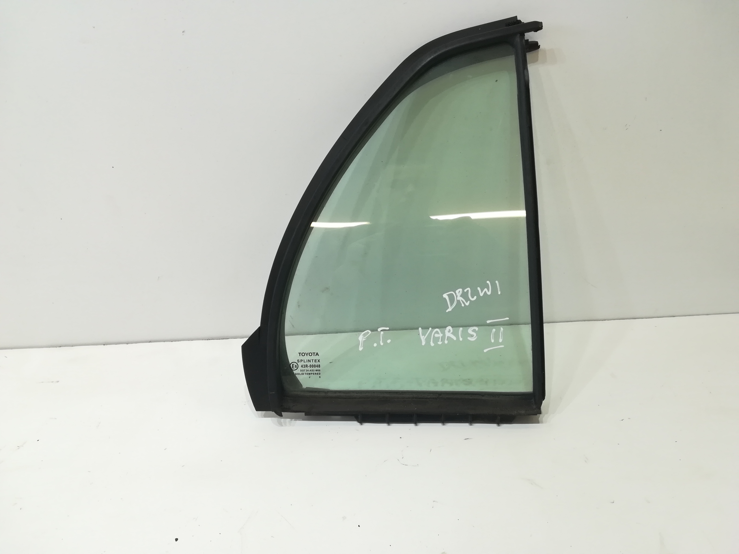 SZYBA DRZWI PRAWY TYŁ 05r TOYOTA YARIS II 5D Producent części Toyota OE