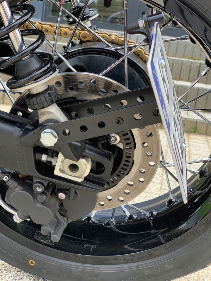 Крепление боковой пластины Custom bobber scrambler