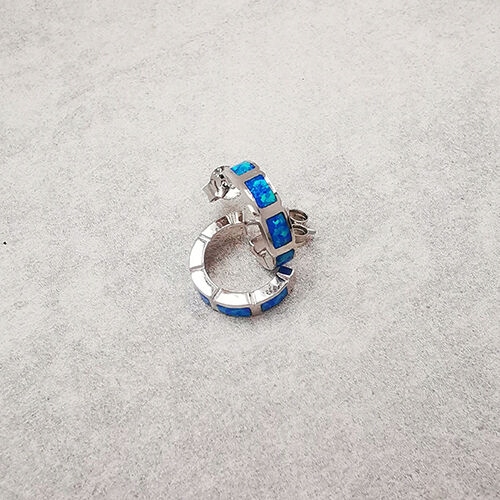 Stříbrné náušnice ve tvaru půlkruhu s opálem