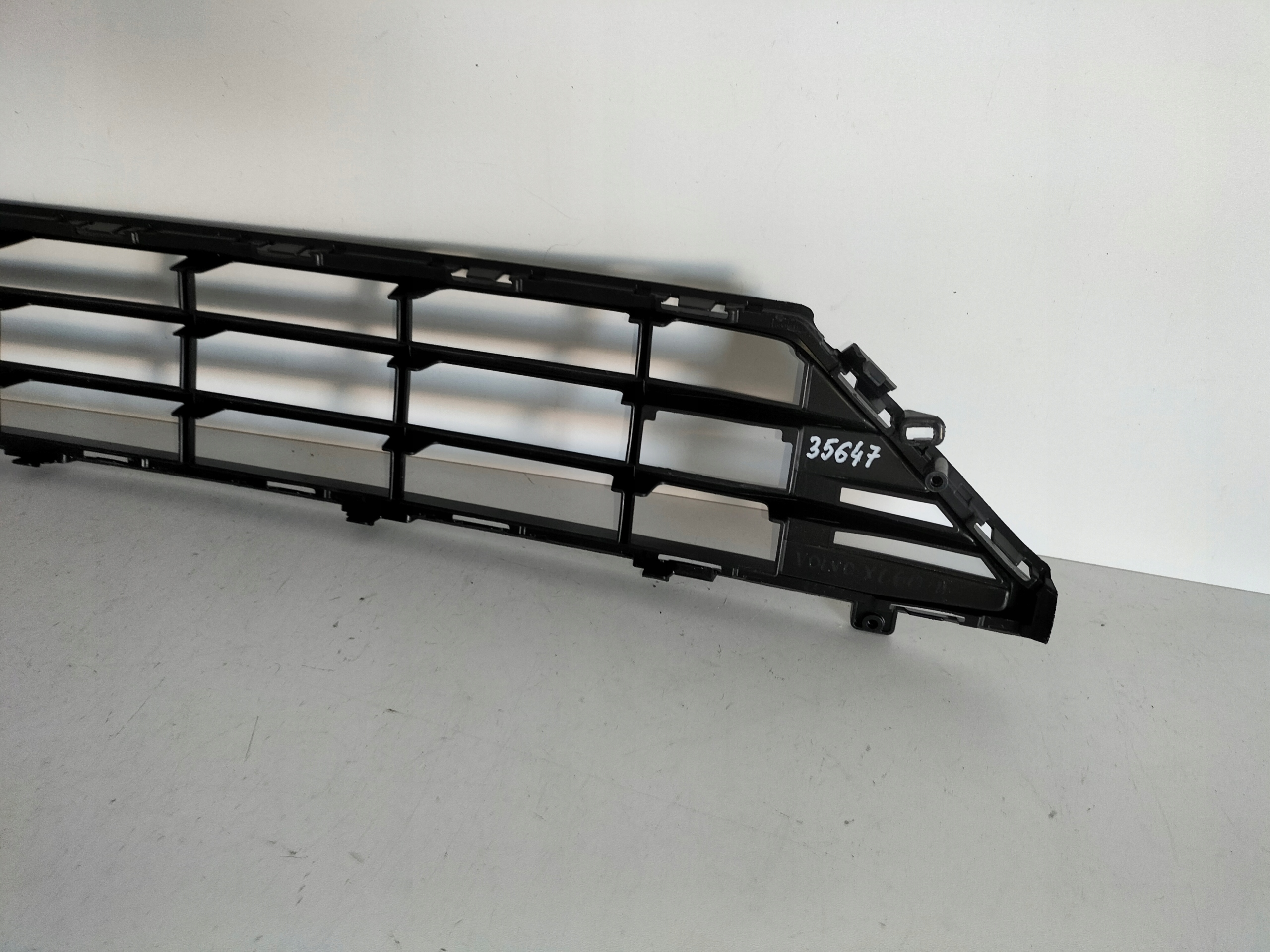 grille grid of a bumper front central VOLVO XC60 II 17