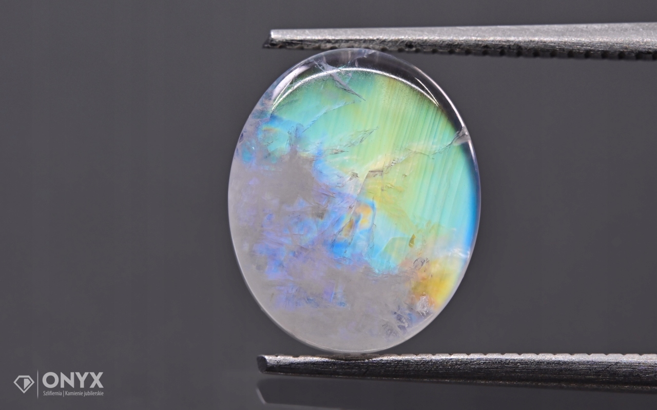 Měsíční kámen mělký ovál 10,5x9 mm